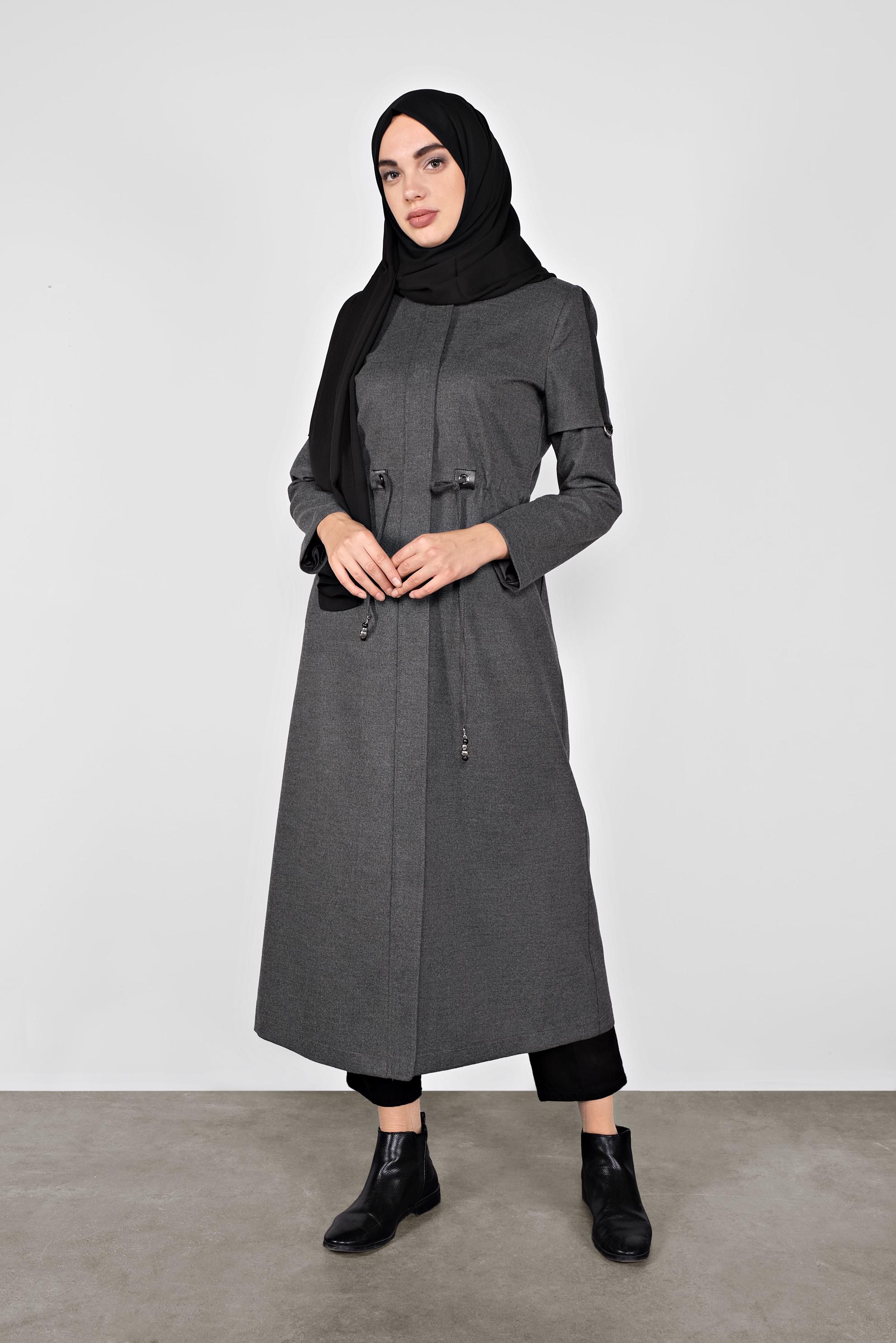 Tesettür giyim GRİ BEL KISMI BÜZGÜ BAĞCIKLI KAPÜŞONLU PARDESÜ 10284