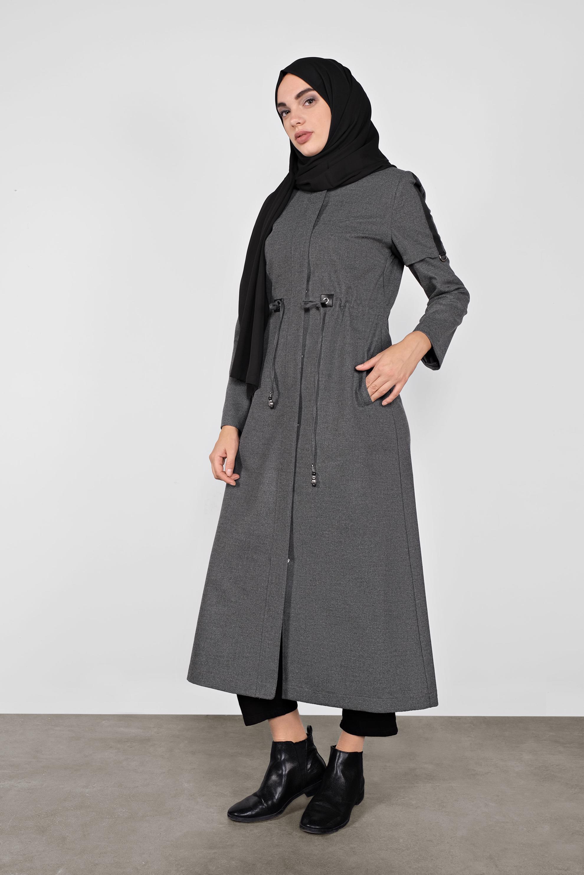 Tesettür giyim GRİ BEL KISMI BÜZGÜ BAĞCIKLI KAPÜŞONLU PARDESÜ 10284