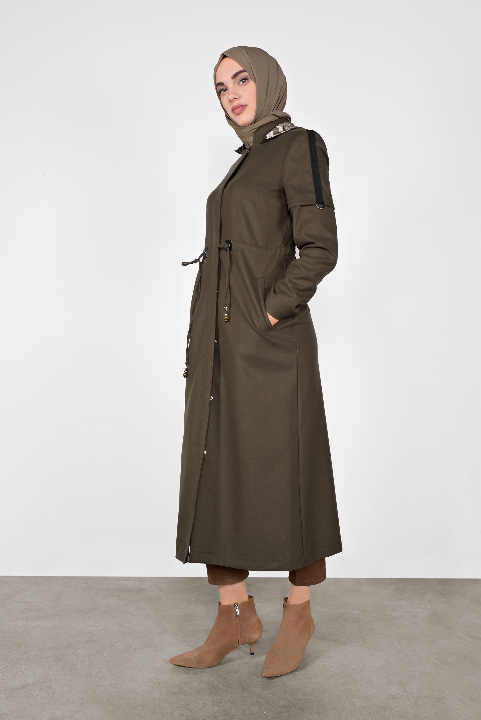 Tesettür giyim HAKİ BEL KISMI BÜZGÜ BAĞCIKLI KAPÜŞONLU PARDESÜ 10284