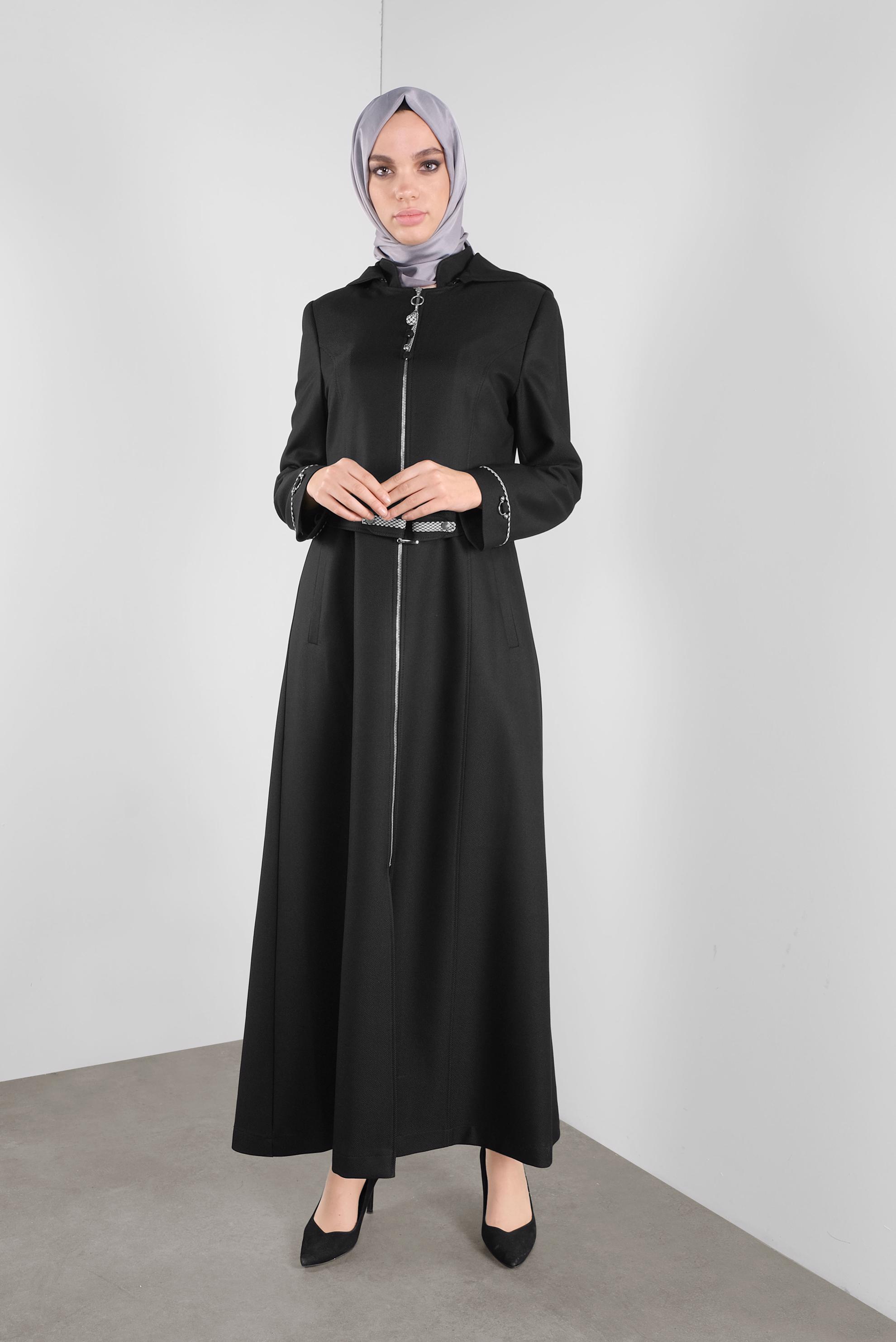 Tesettür giyim SİYAH KAPÜŞONLU FERMUARI METAL AKSESUARLI PARDESÜ 10302 