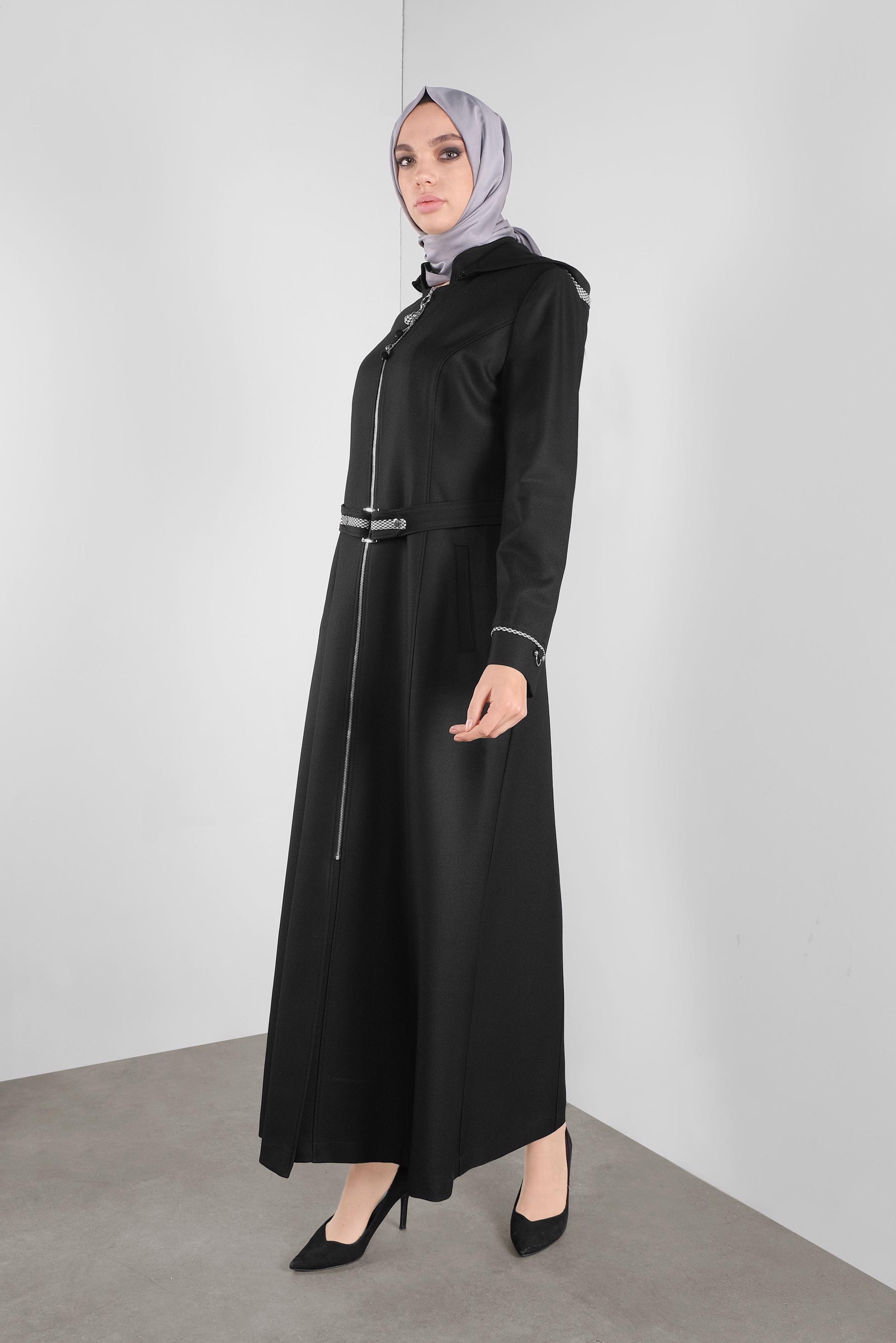 Tesettür giyim SİYAH KAPÜŞONLU FERMUARI METAL AKSESUARLI PARDESÜ 10302 
