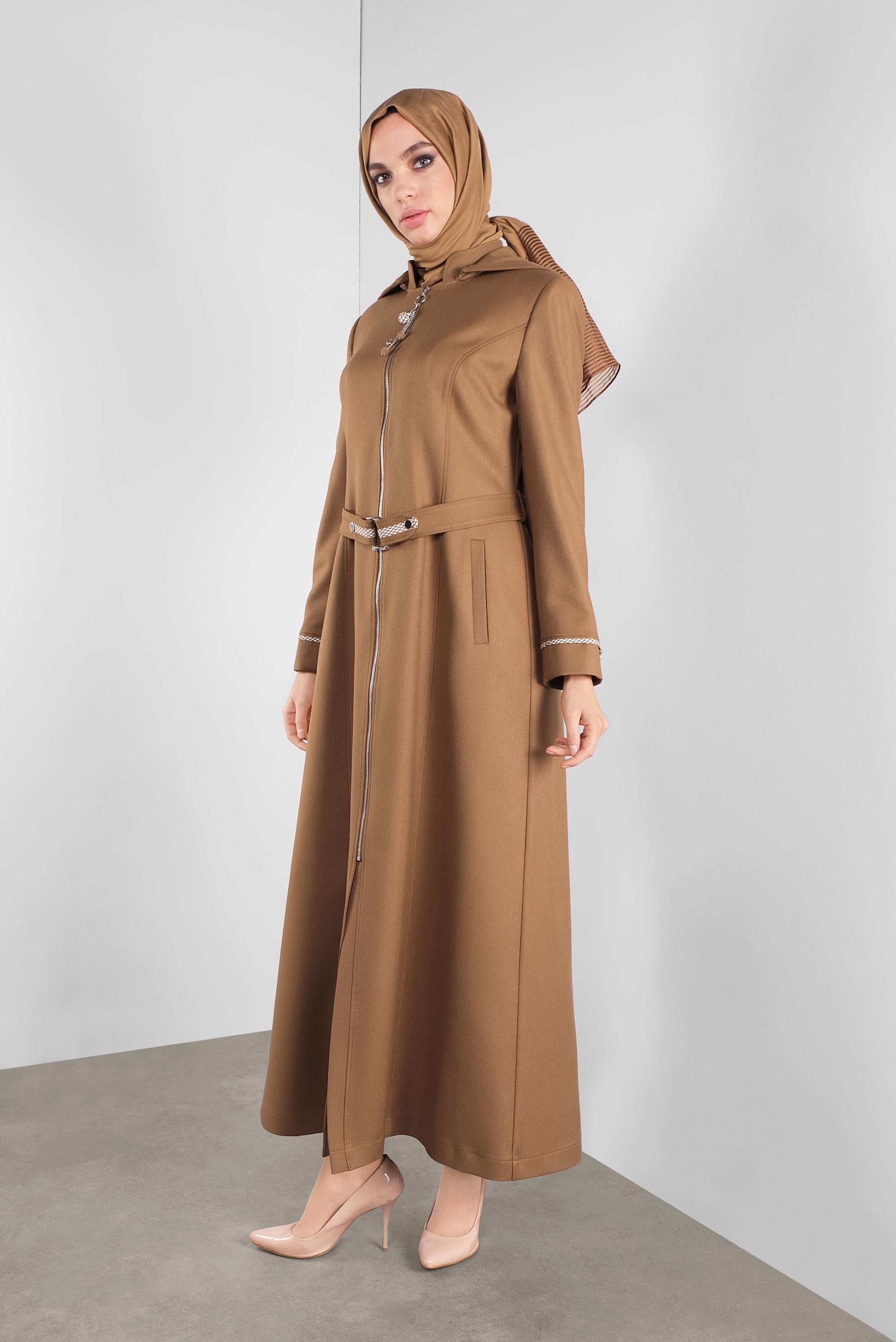 Tesettür giyim TABA KAPÜŞONLU FERMUARI METAL AKSESUARLI PARDESÜ 10302 