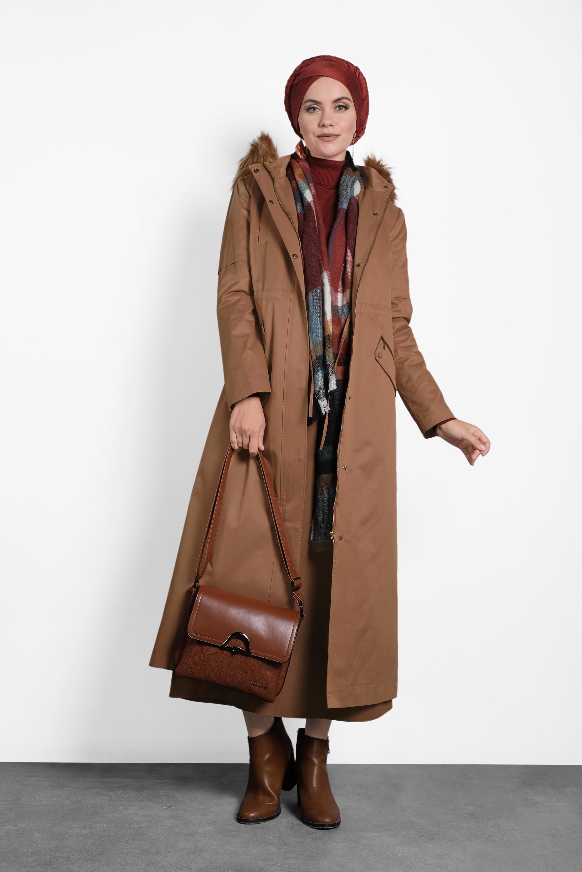 Tesettür giyim TABA ÇITÇITLI VE FERMUARLI KÜRKLÜ KAPÜŞONLU PARKA 90006 