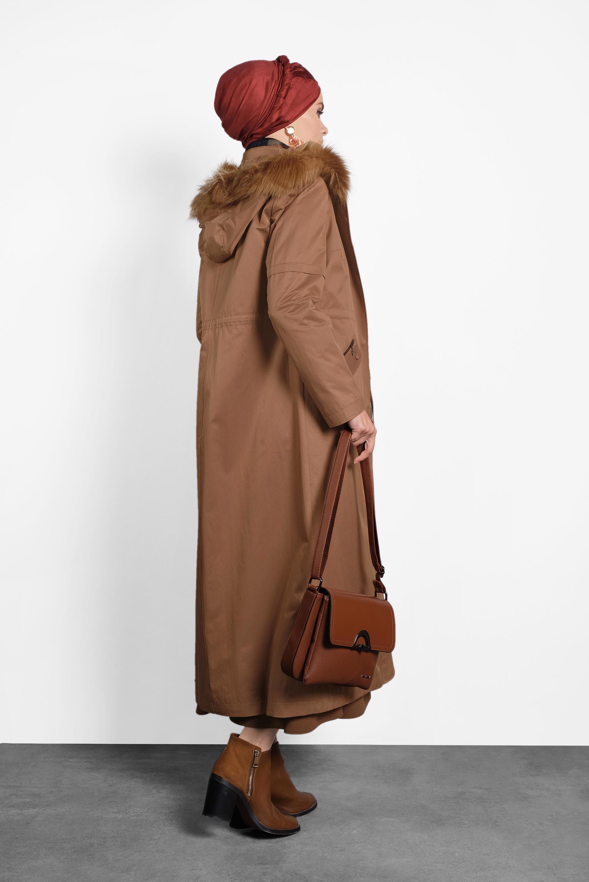 Tesettür giyim TABA ÇITÇITLI VE FERMUARLI KÜRKLÜ KAPÜŞONLU PARKA 90006 