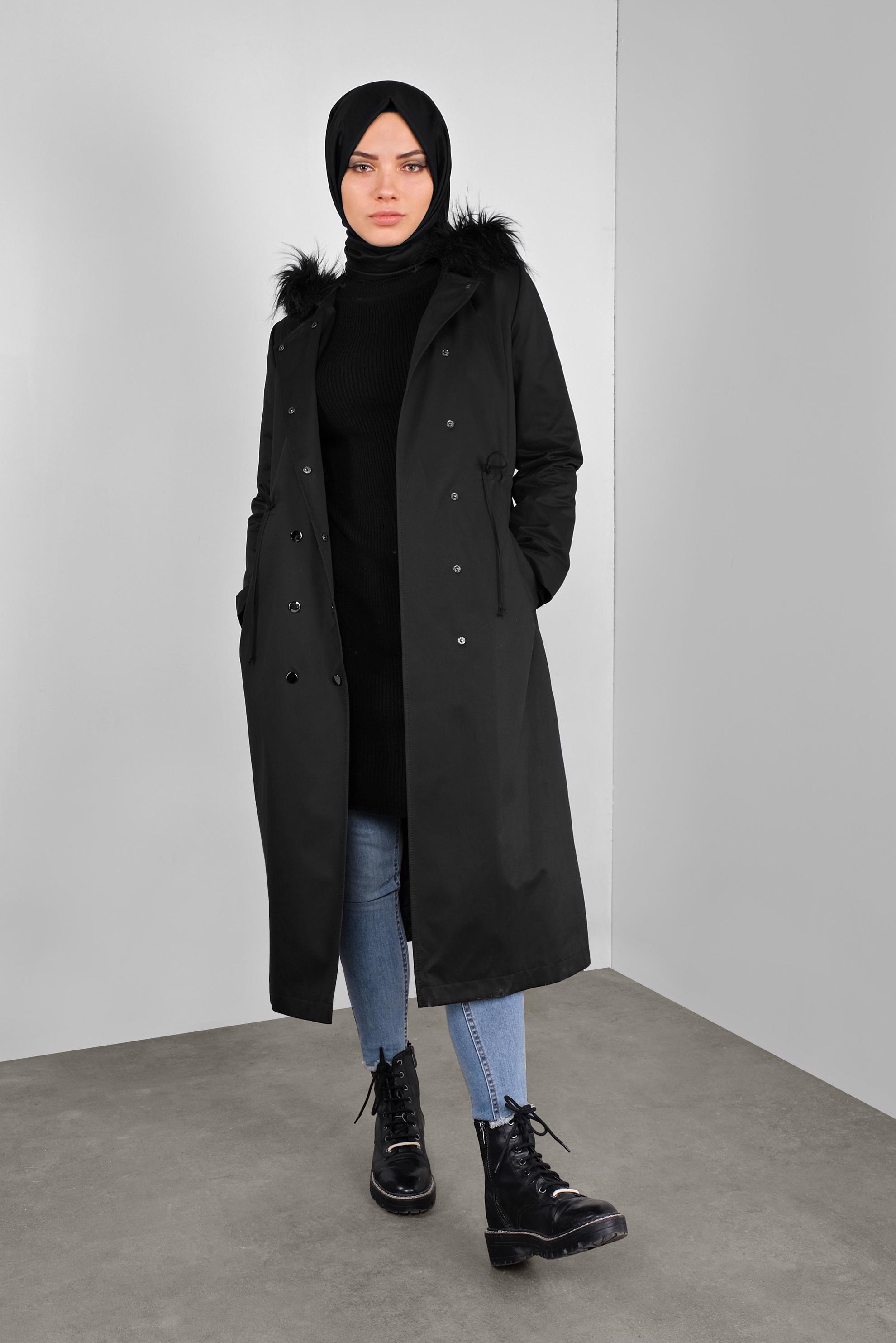 Tesettür giyim SİYAH KAPÜŞONU KÜRKLÜ BELİ BÜZGÜLÜ PARKA 90133 