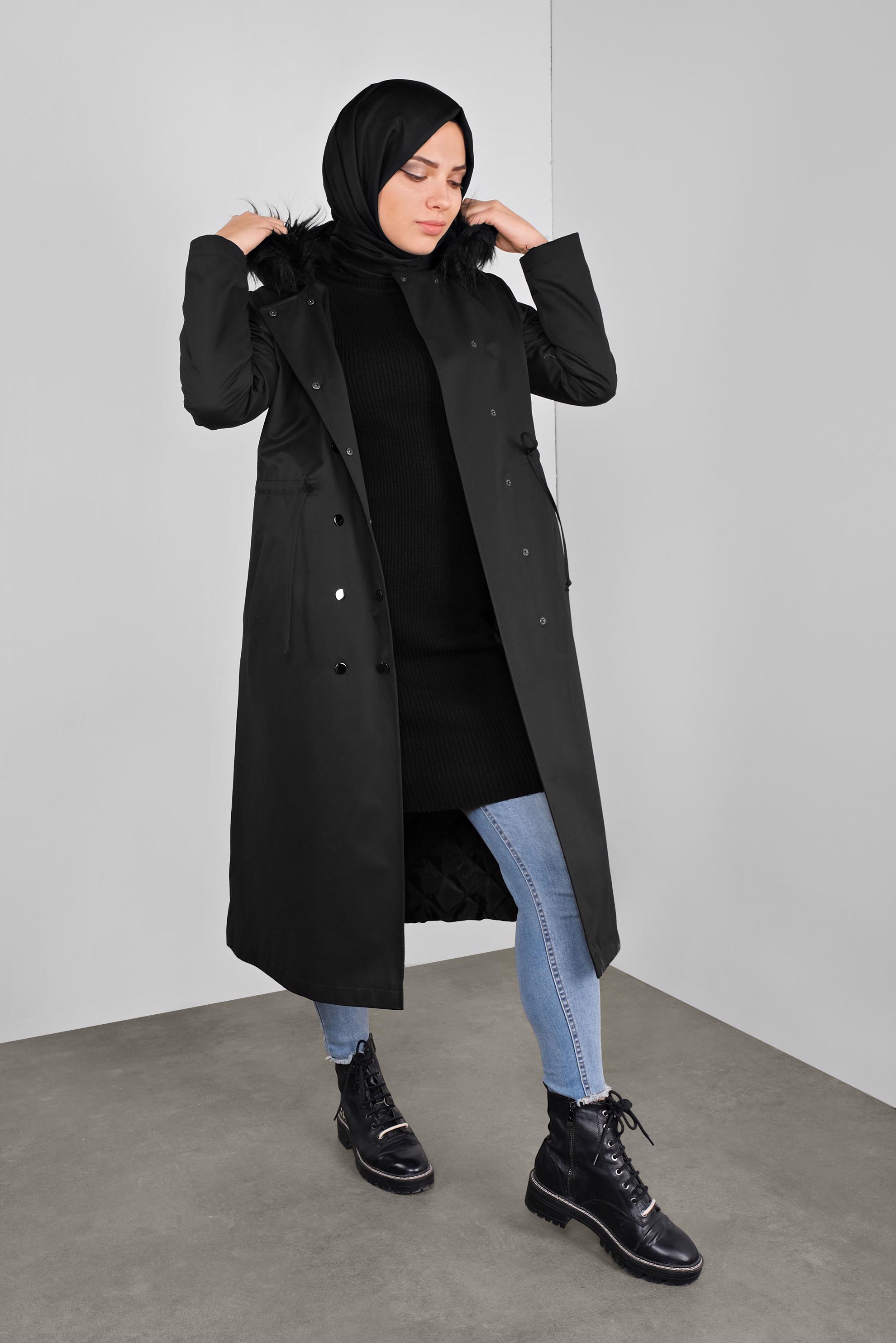 Tesettür giyim SİYAH KAPÜŞONU KÜRKLÜ BELİ BÜZGÜLÜ PARKA 90133 