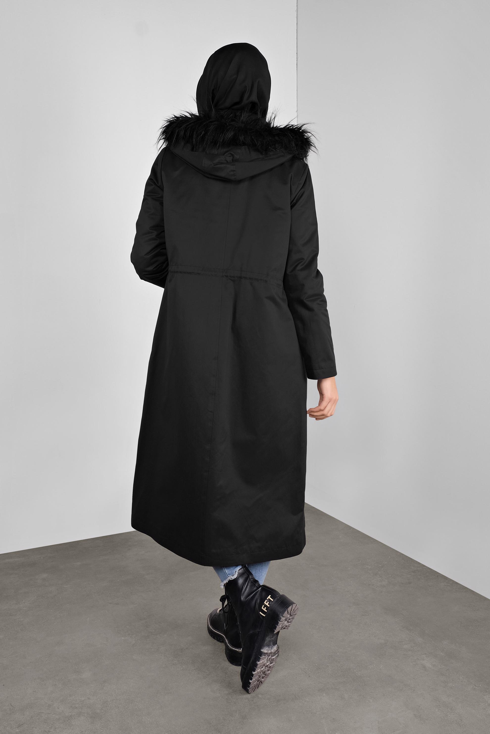 Tesettür giyim SİYAH KAPÜŞONU KÜRKLÜ BELİ BÜZGÜLÜ PARKA 90133 