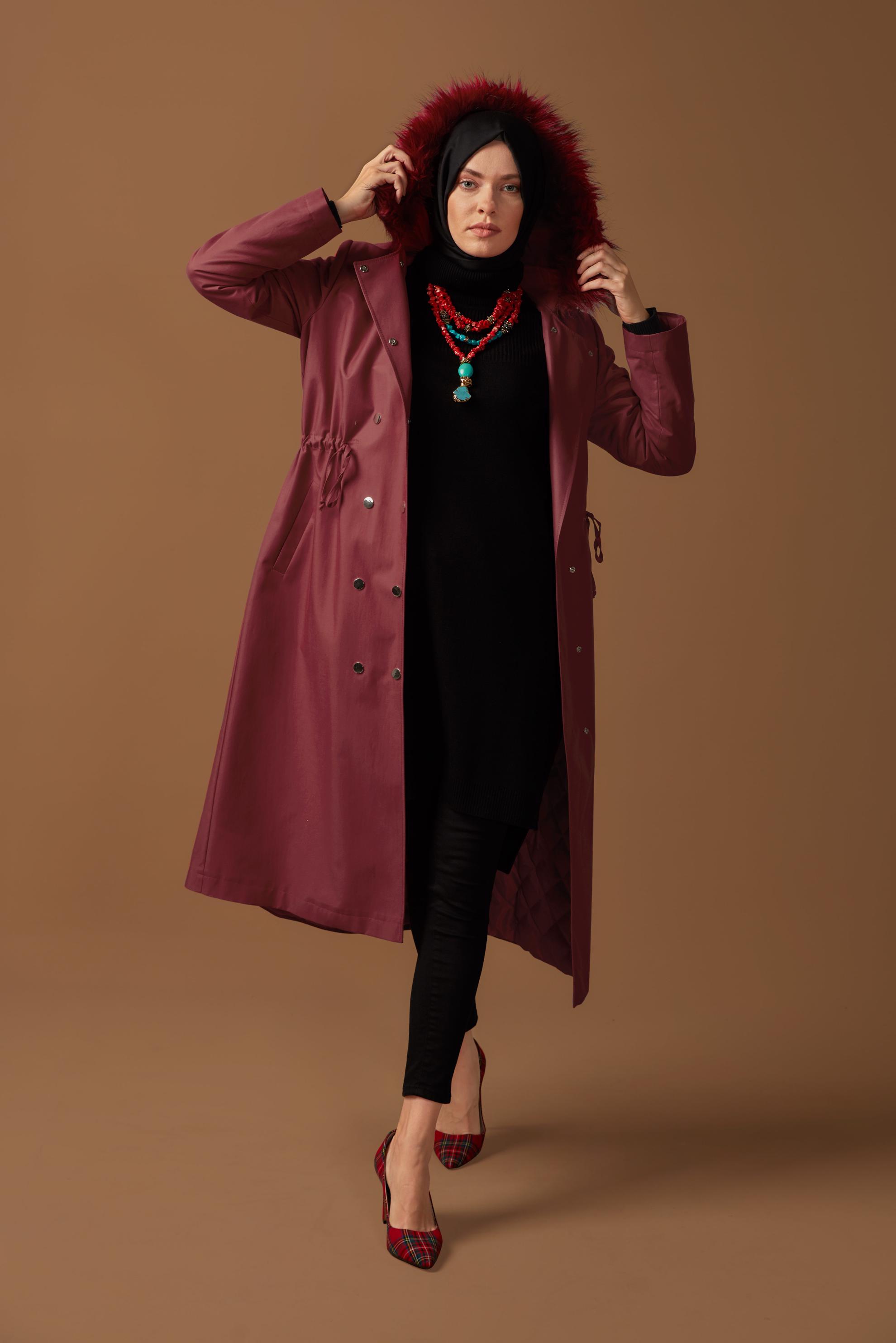 Tesettür giyim BORDO KAPÜŞONU KÜRKLÜ BELİ BÜZGÜLÜ PARKA 90133 