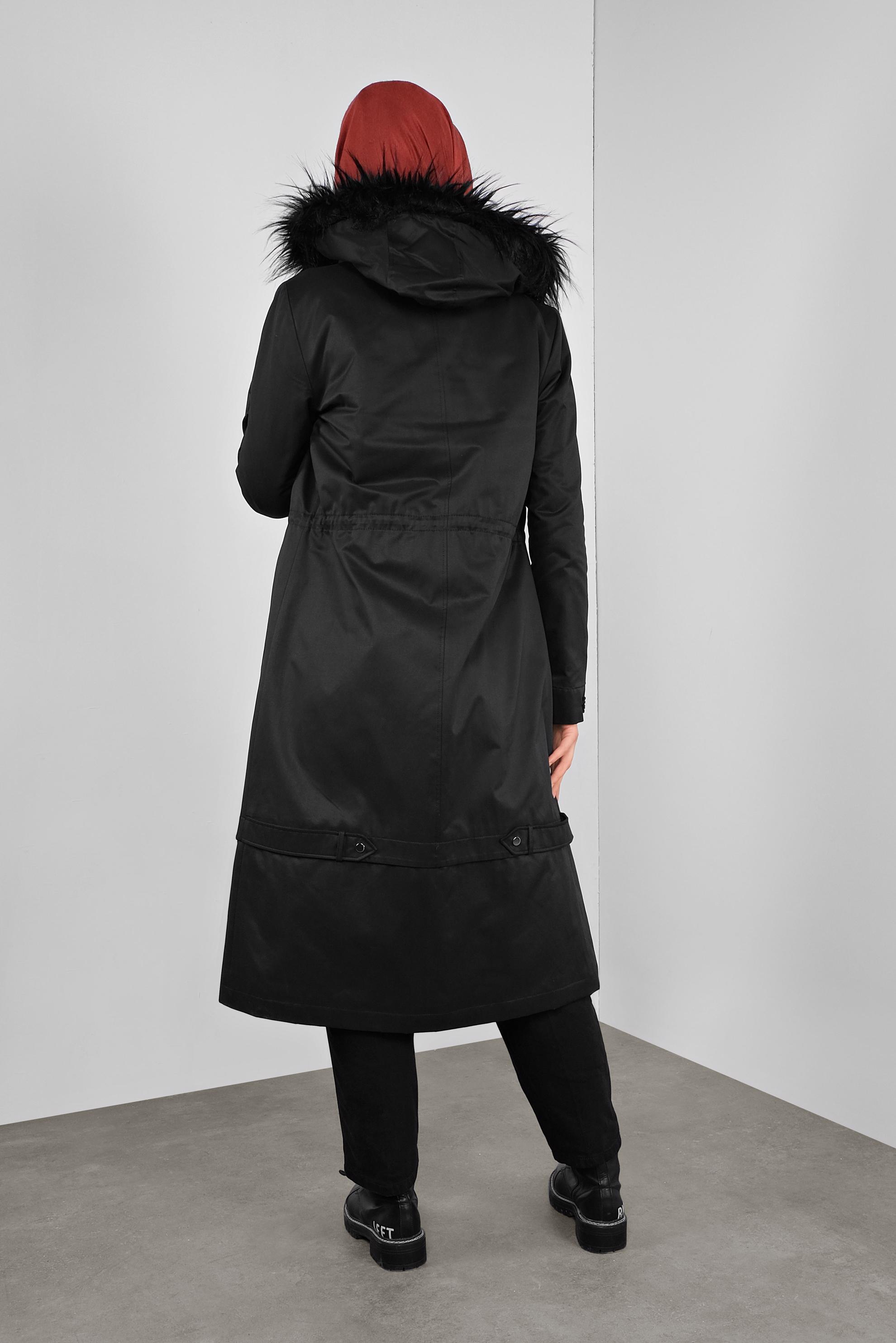 Tesettür giyim SİYAH BELİ BÜZGÜLÜ KÜRKLÜ PARKA  90137 