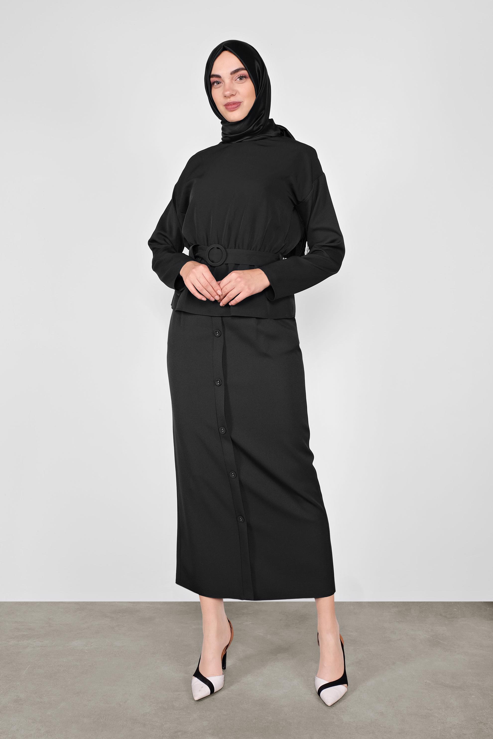 Tesettür giyim SİYAH KEMERLİ DÜĞMELİ ETEKLİ TAKIM 40145