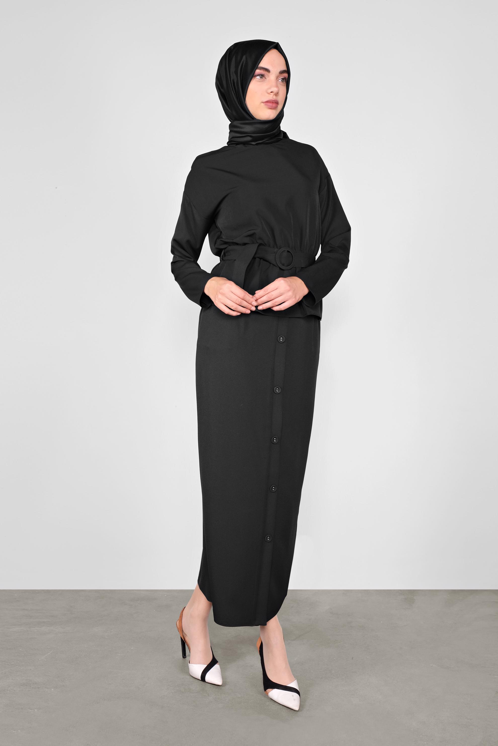 Tesettür giyim SİYAH KEMERLİ DÜĞMELİ ETEKLİ TAKIM 40145