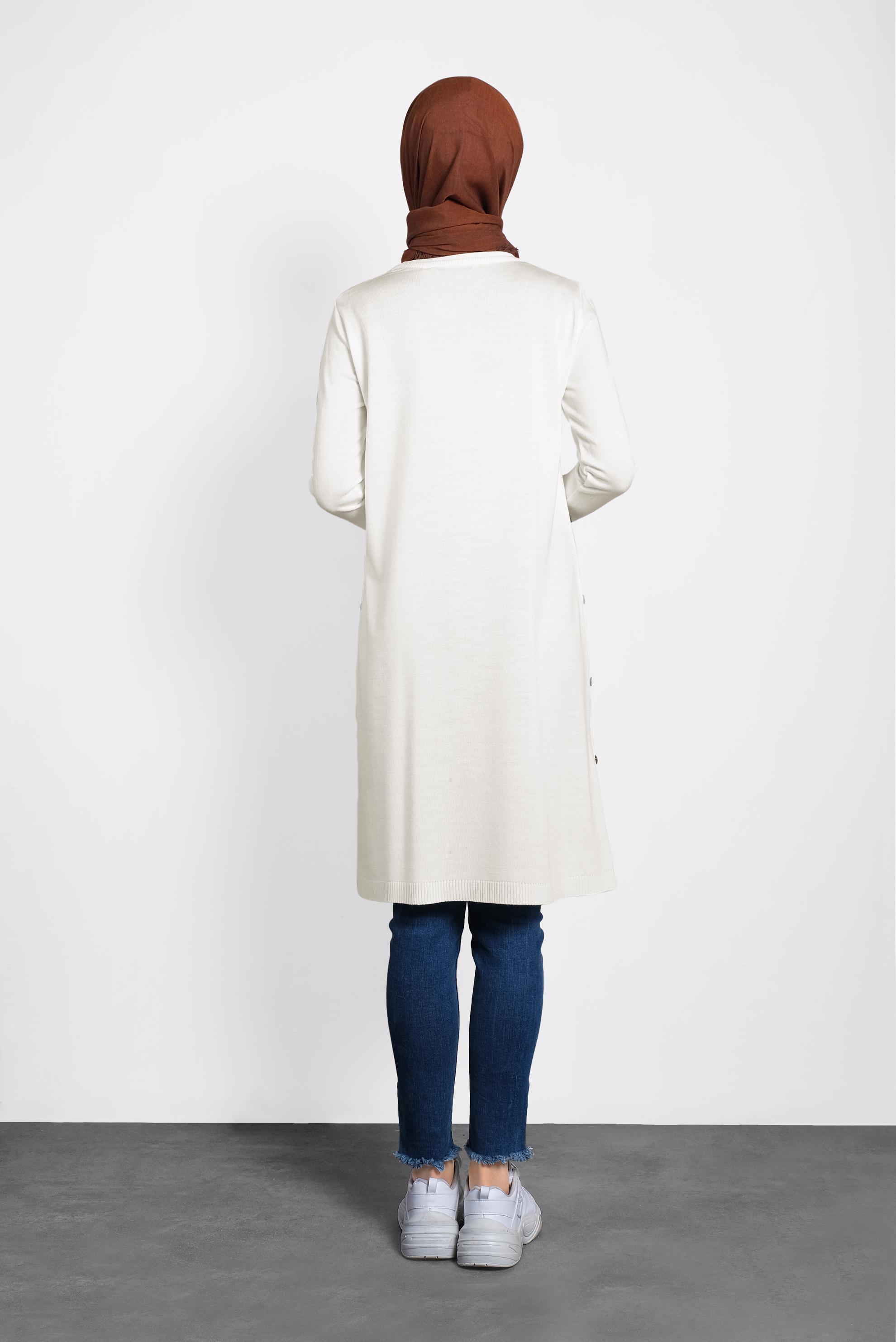 Tesettür giyim BEYAZ YANLARI DÜĞMELİ TRİKO TUNİK 40005