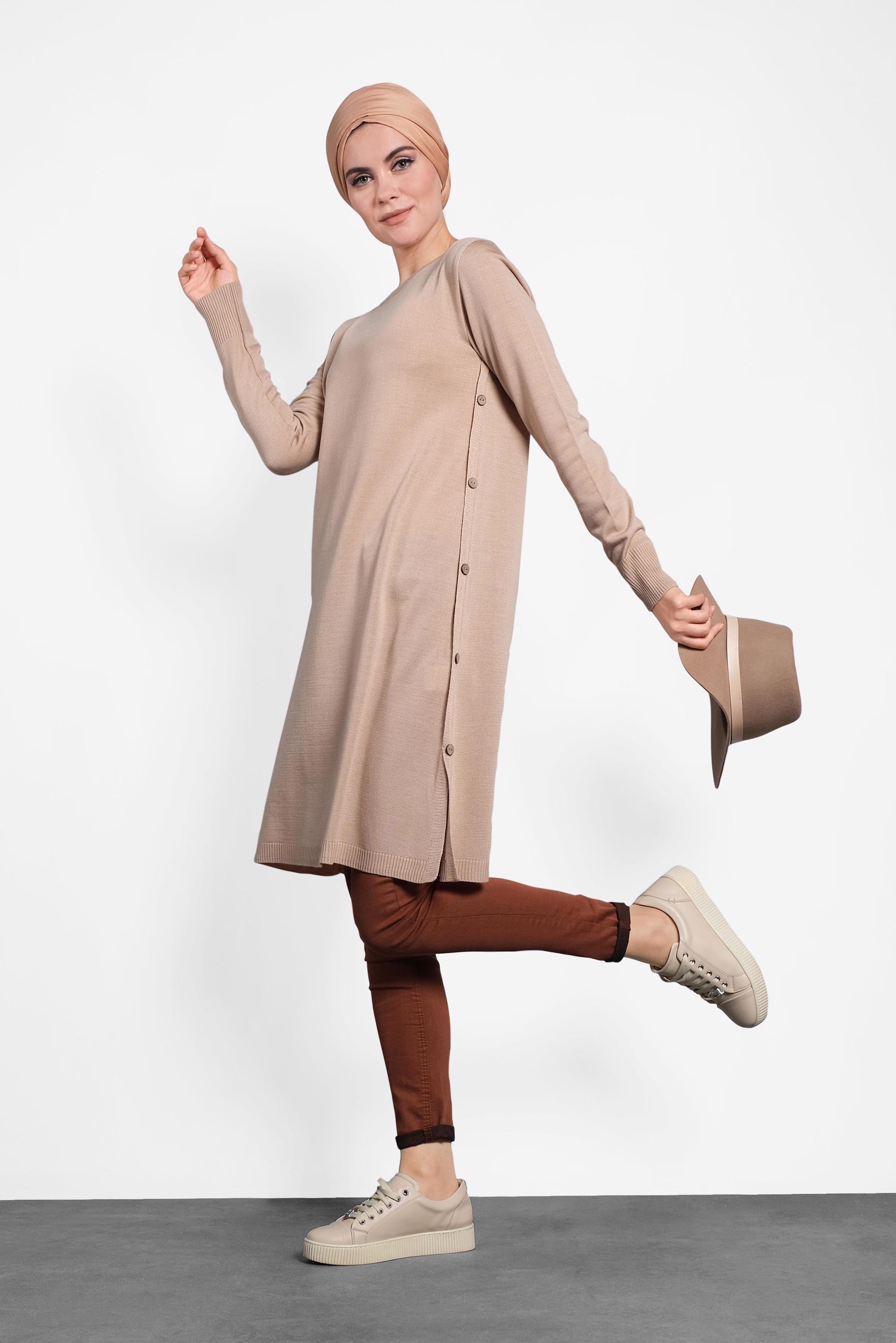 Tesettür giyim BEJ YANLARI DÜĞMELİ TRİKO TUNİK 40005