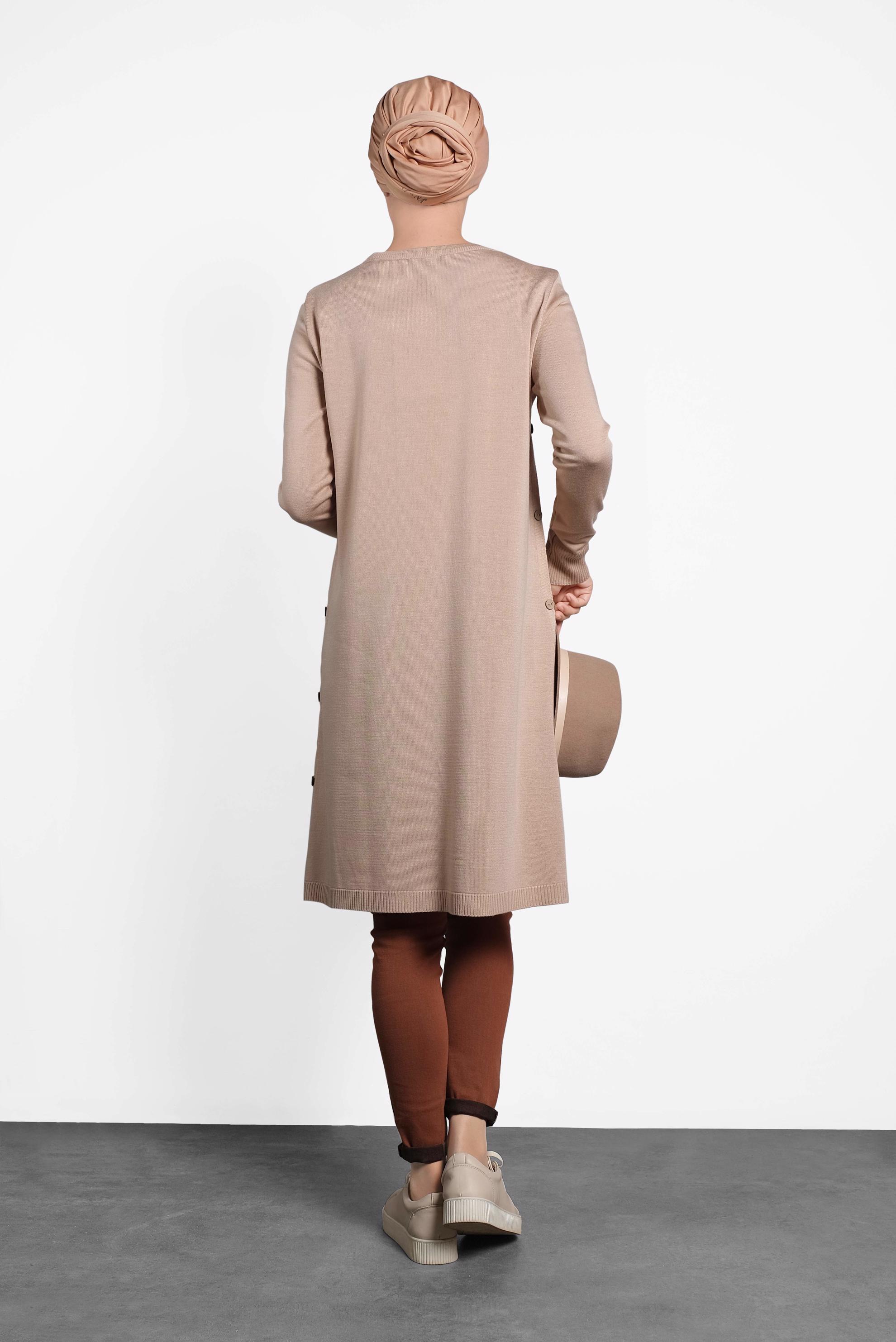 Tesettür giyim BEJ YANLARI DÜĞMELİ TRİKO TUNİK 40005