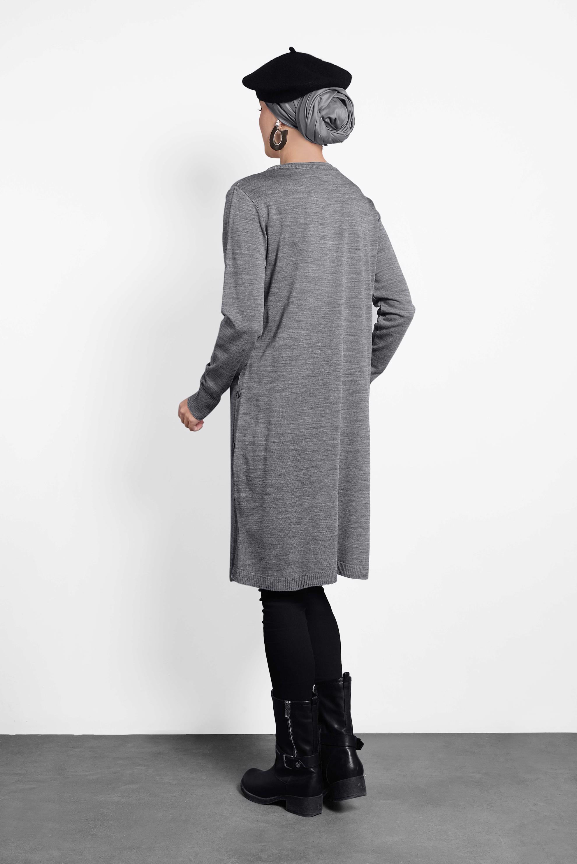 Tesettür giyim GRİ YANLARI DÜĞMELİ TRİKO TUNİK 40005