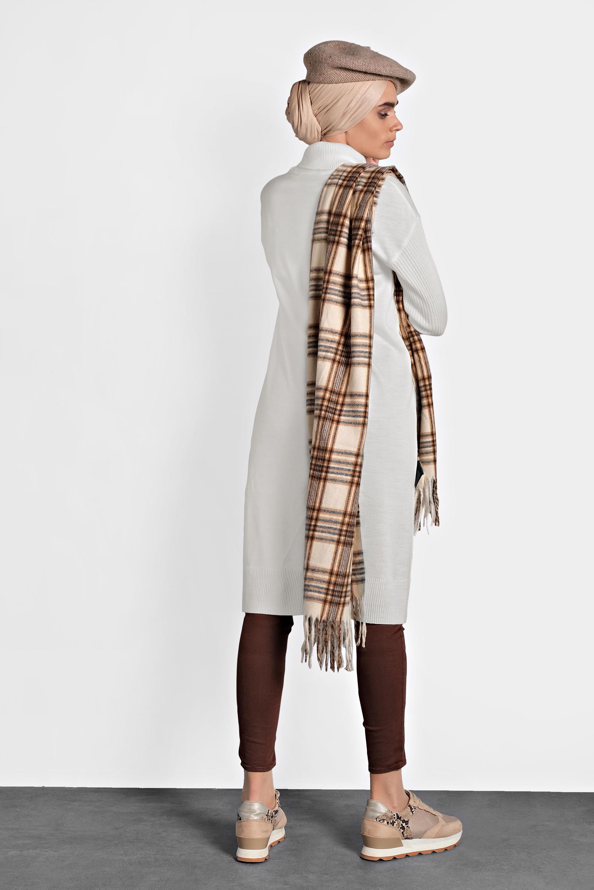 Tesettür giyim BEYAZ BALIKÇI YAKA DÜĞMELİ TRİKO TUNİK 40016 