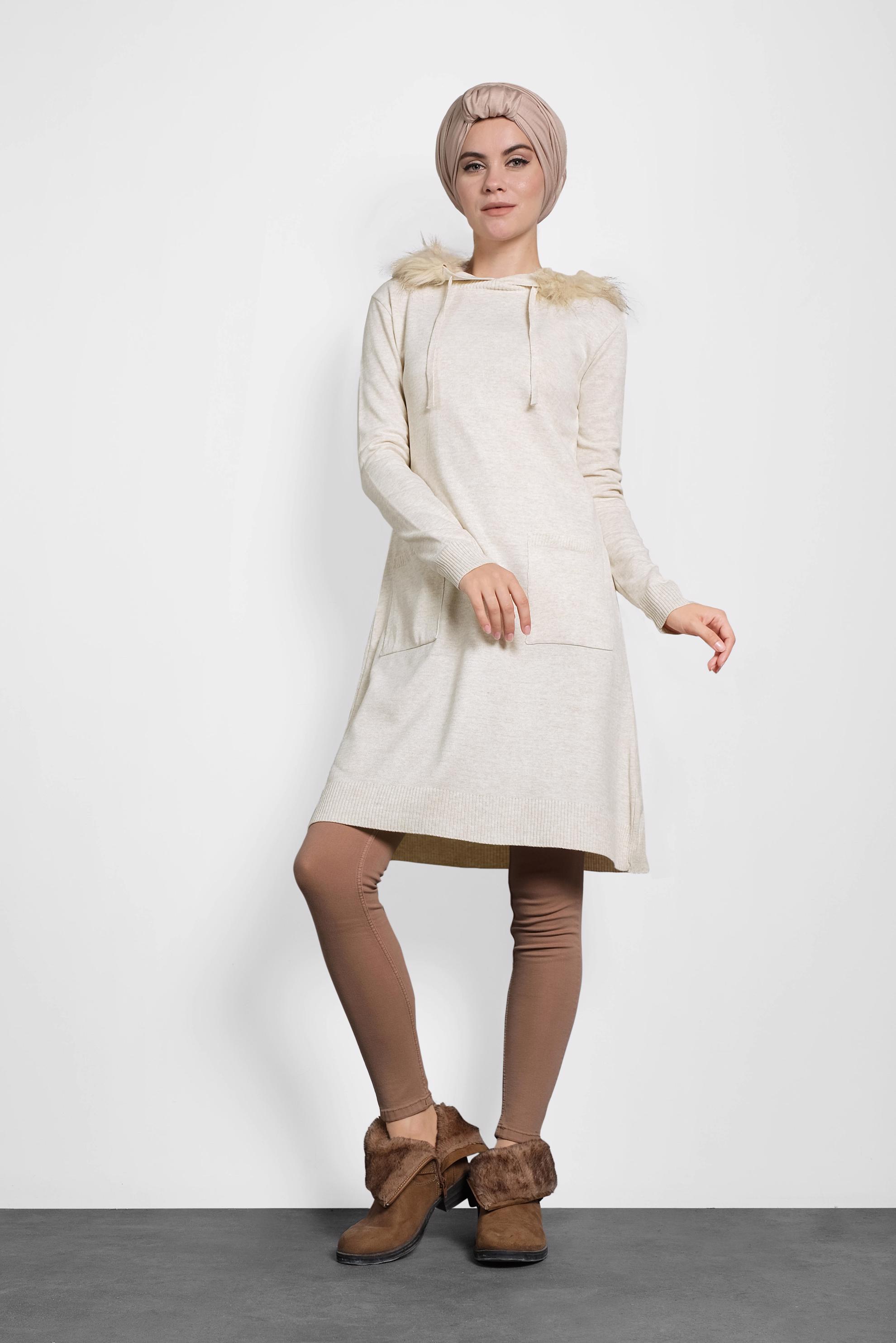 Tesettür giyim BEJ TÜYLÜ KAPÜŞONLU TRİKO TUNİK 40046 