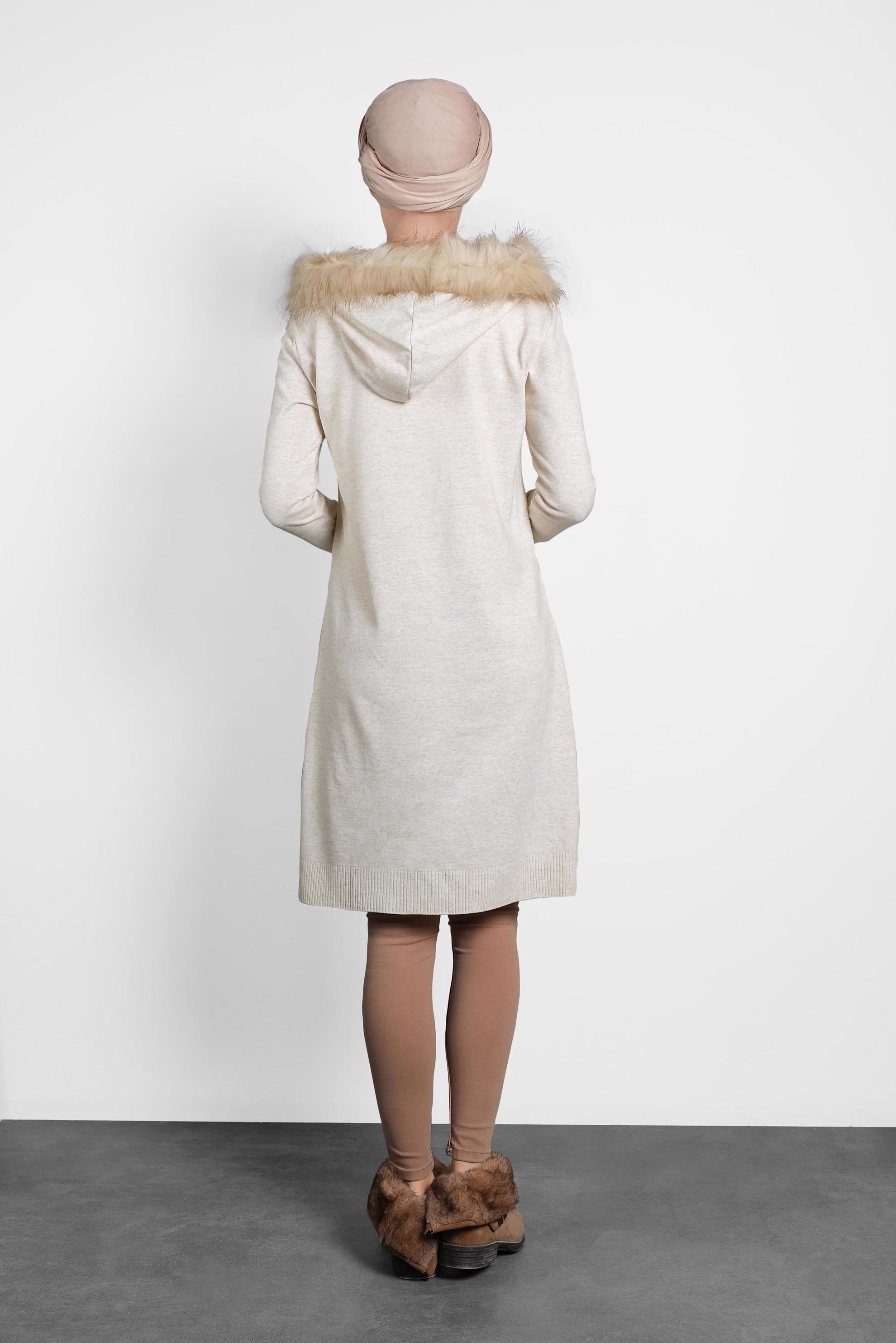 Tesettür giyim BEJ TÜYLÜ KAPÜŞONLU TRİKO TUNİK 40046 