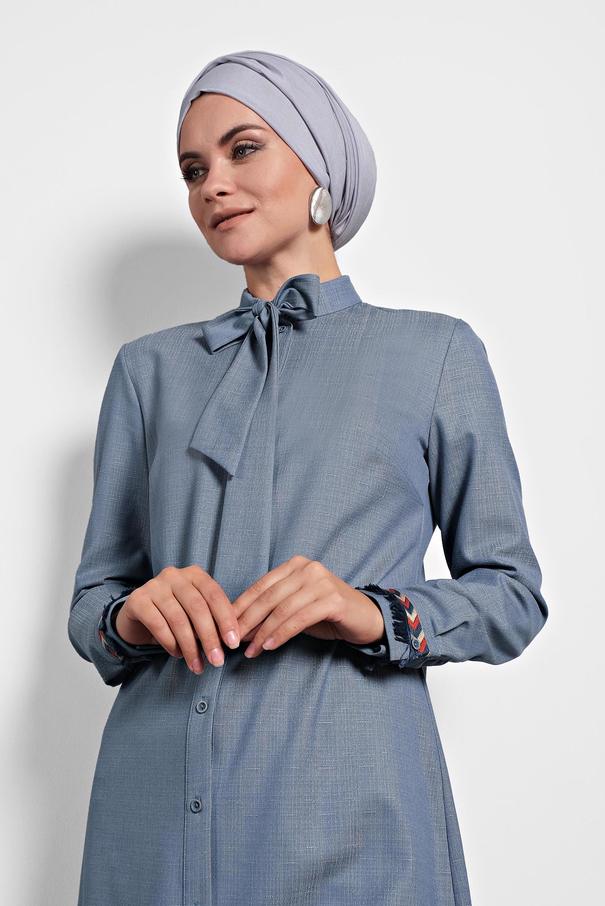 Tesettür giyim MAVİ KOLLARI NAKIŞLI FİYONKLU TUNİK 40171 