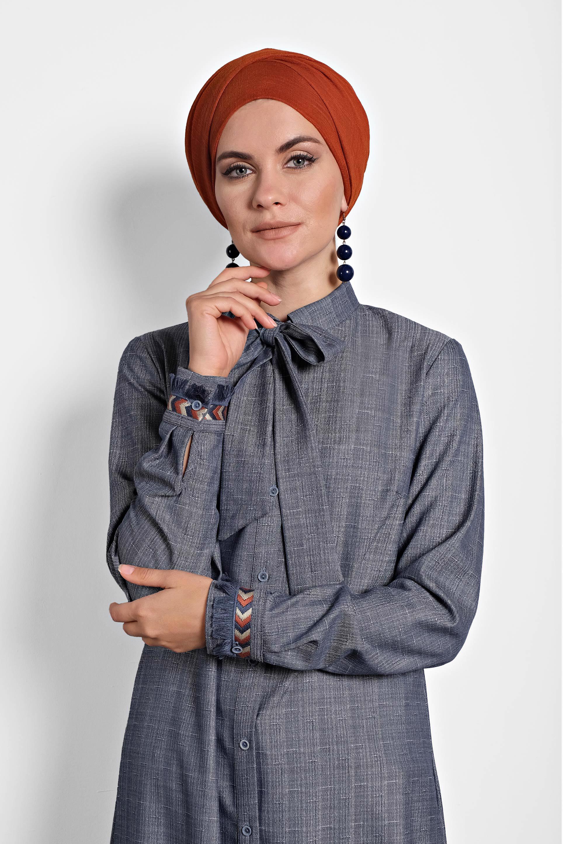 Tesettür giyim LACİVERT KOLLARI NAKIŞLI FİYONKLU TUNİK 40171 