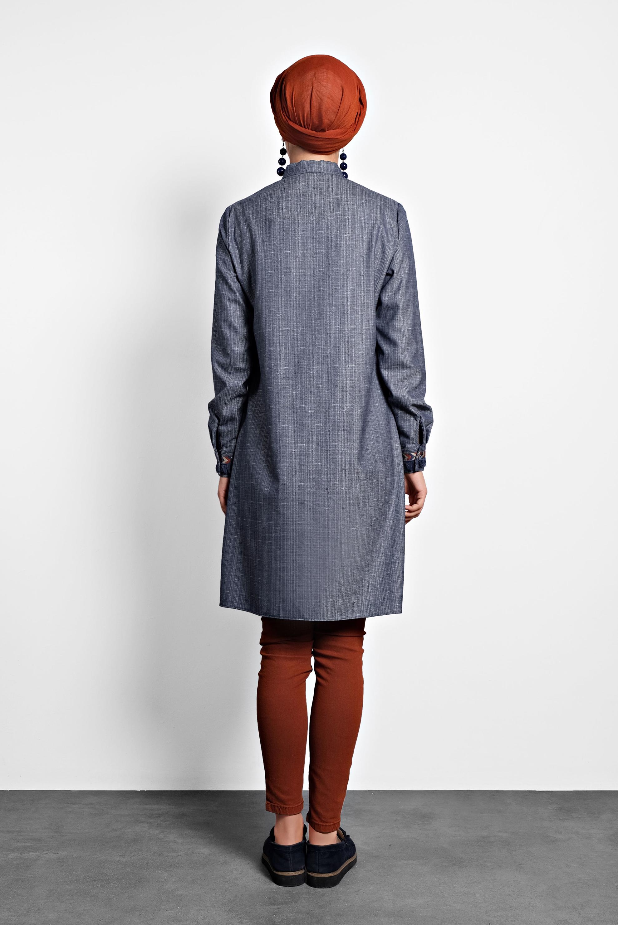 Tesettür giyim LACİVERT KOLLARI NAKIŞLI FİYONKLU TUNİK 40171 