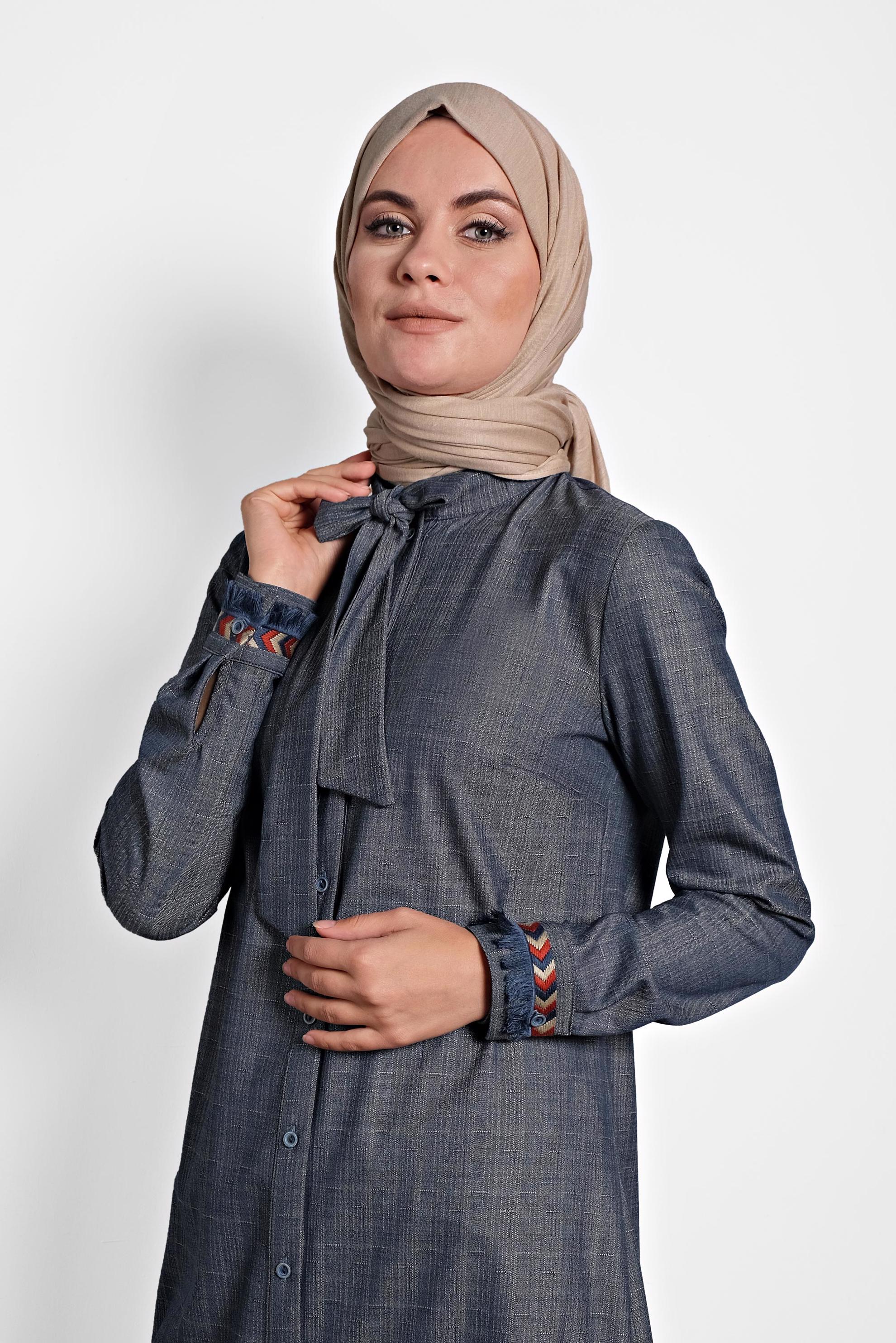 Tesettür giyim LACİVERT KOLLARI NAKIŞLI FİYONKLU TUNİK 40171 