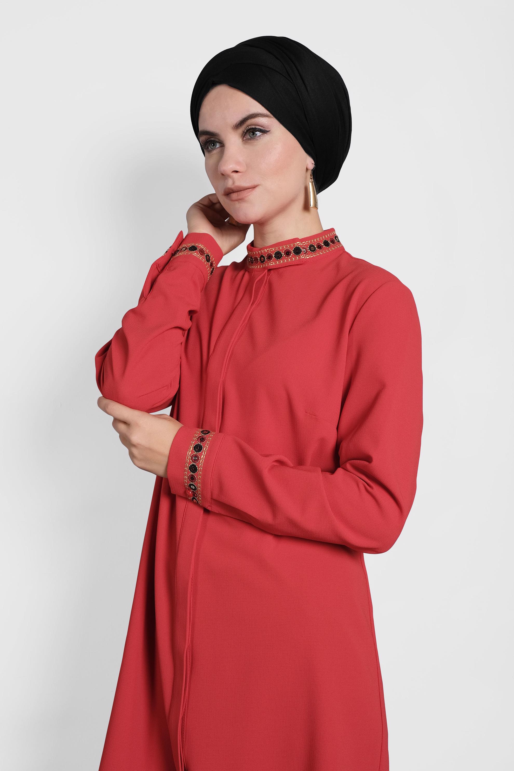 Tesettür giyim KIRMIZI GİZLİ DÜĞMELİ PUL İŞLEMELİ TUNİK 40180