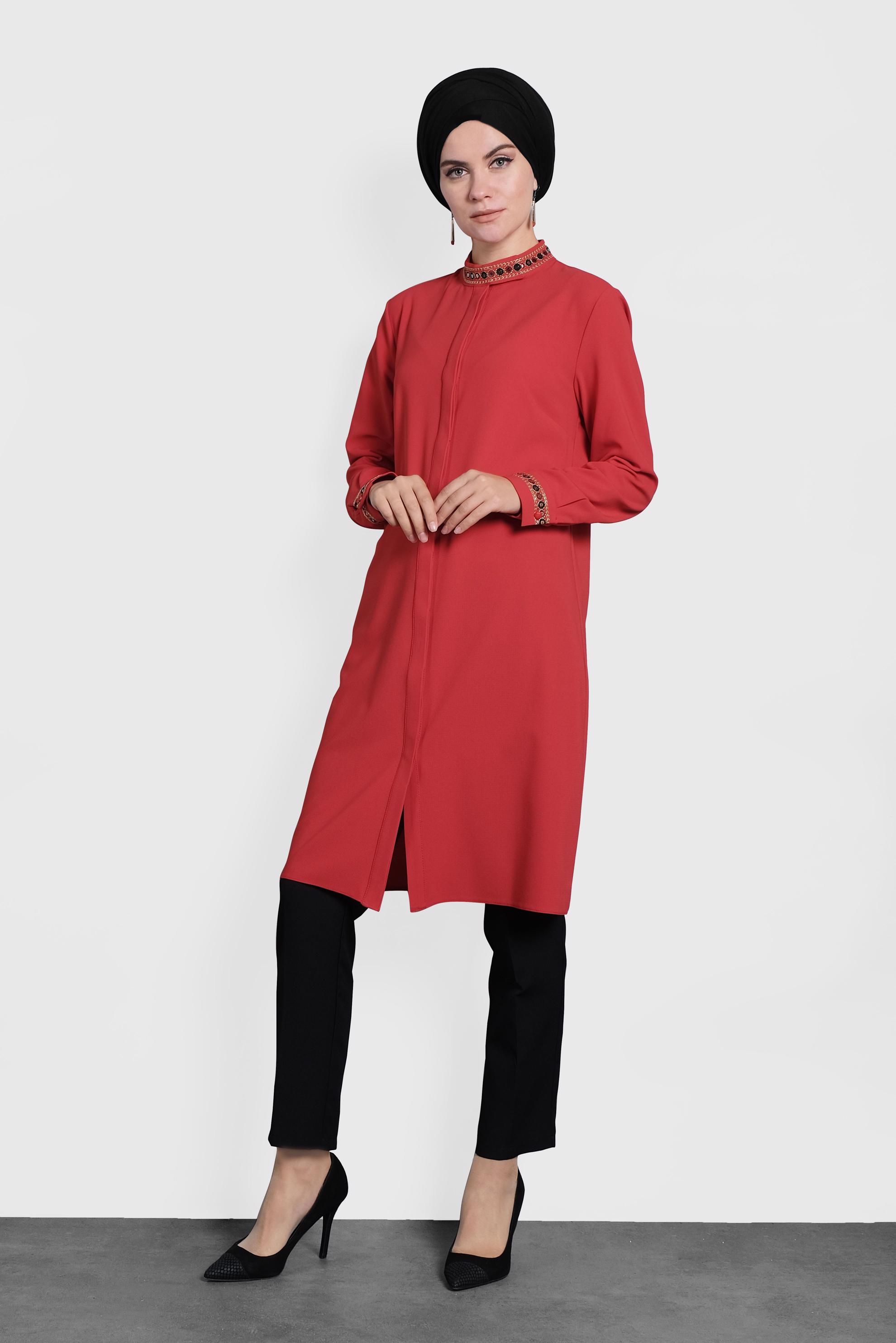 Tesettür giyim KIRMIZI GİZLİ DÜĞMELİ PUL İŞLEMELİ TUNİK 40180