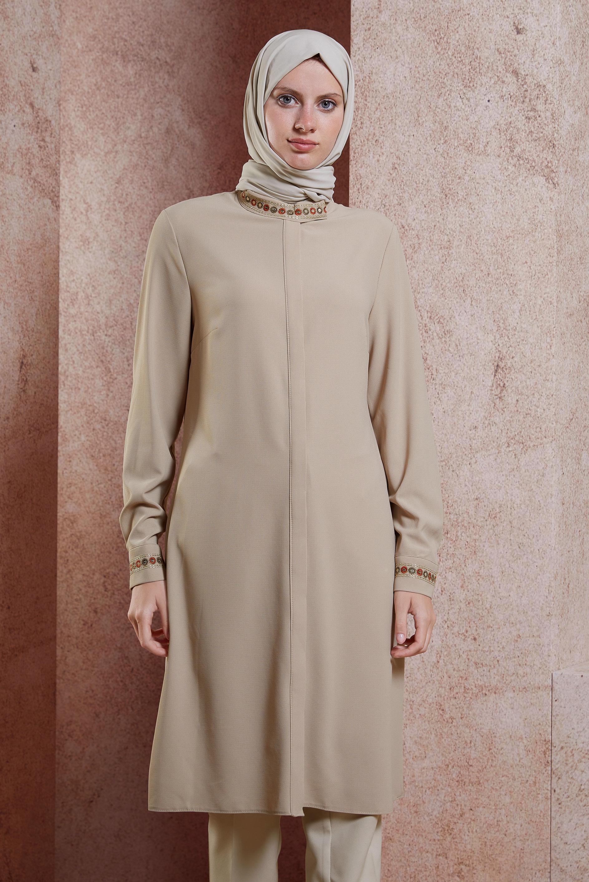 Tesettür giyim BEJ GİZLİ DÜĞMELİ PUL İŞLEMELİ TUNİK 40180