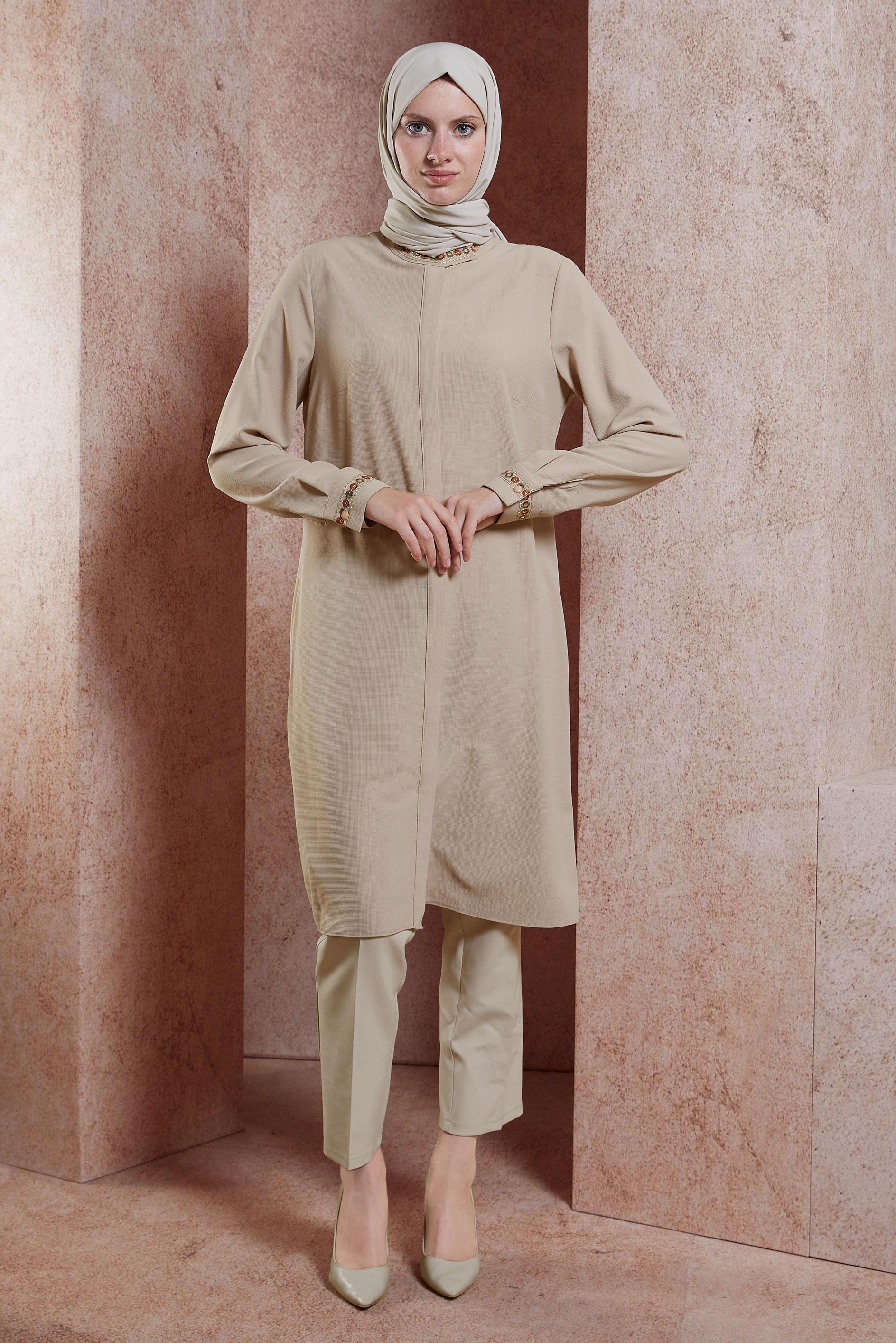 Tesettür giyim BEJ GİZLİ DÜĞMELİ PUL İŞLEMELİ TUNİK 40180