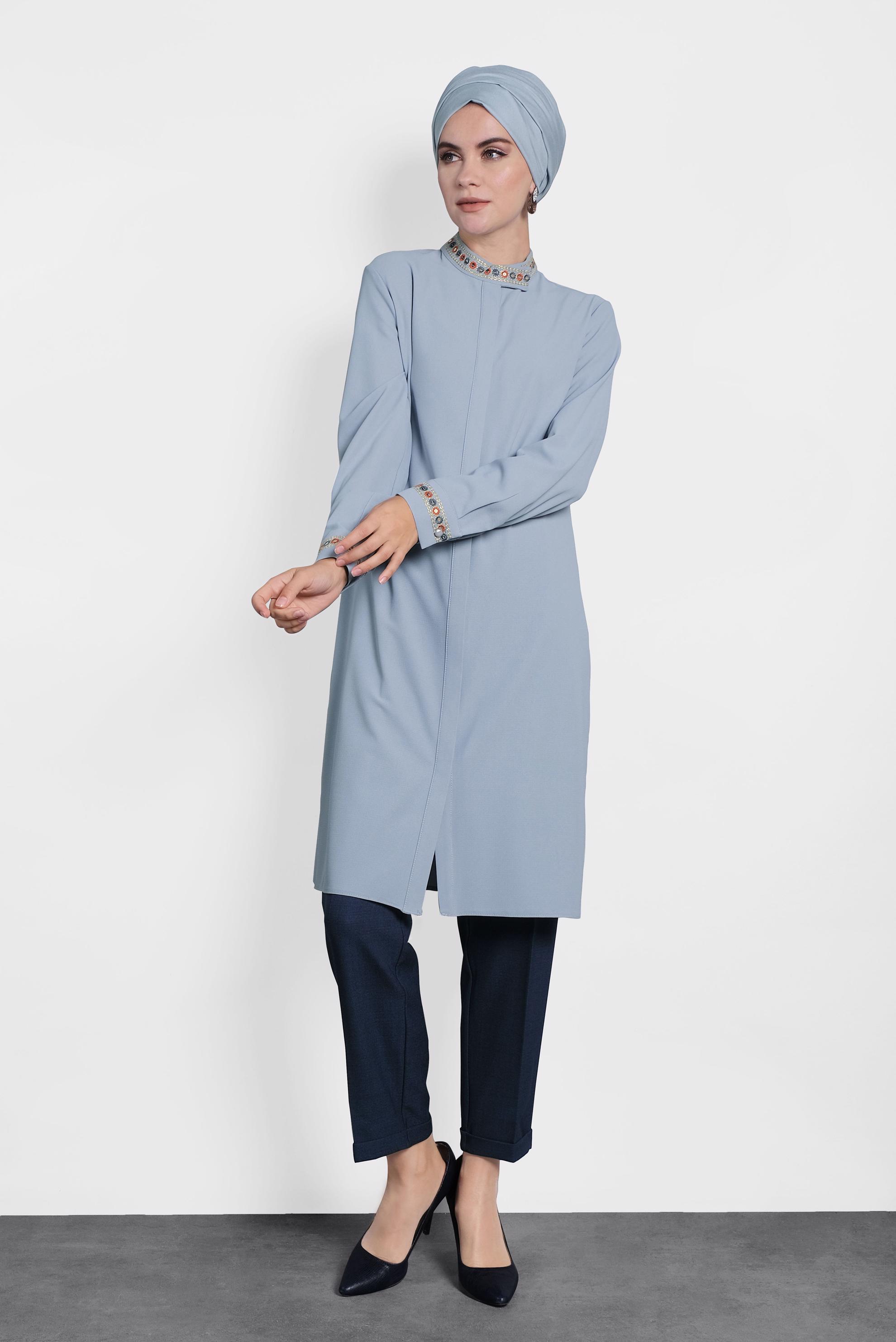 Tesettür giyim MAVİ GİZLİ DÜĞMELİ PUL İŞLEMELİ TUNİK 40180