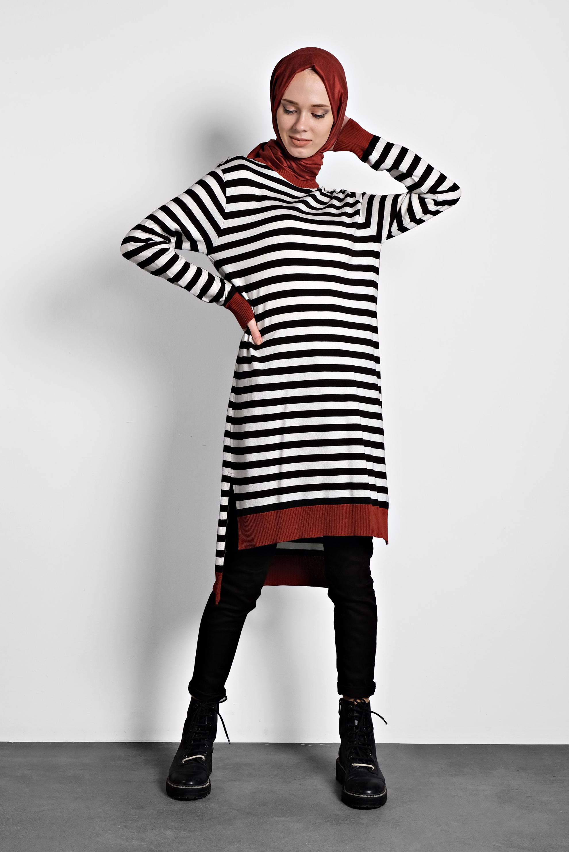 Tesettür giyim SİYAH YANDAN YIRTMAÇLI ÇİZGİLİ TRİKO TUNİK 40280 