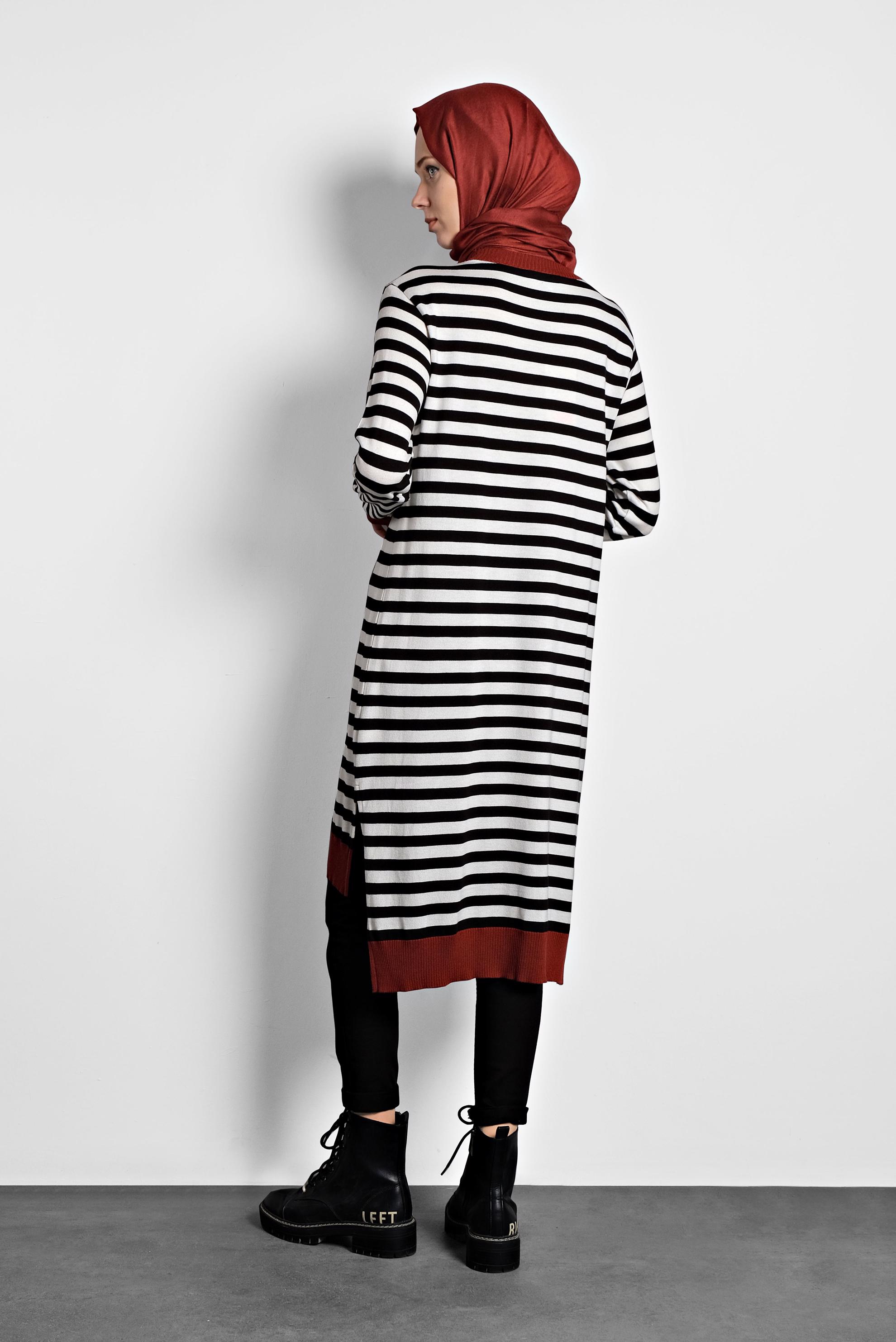 Tesettür giyim SİYAH YANDAN YIRTMAÇLI ÇİZGİLİ TRİKO TUNİK 40280 