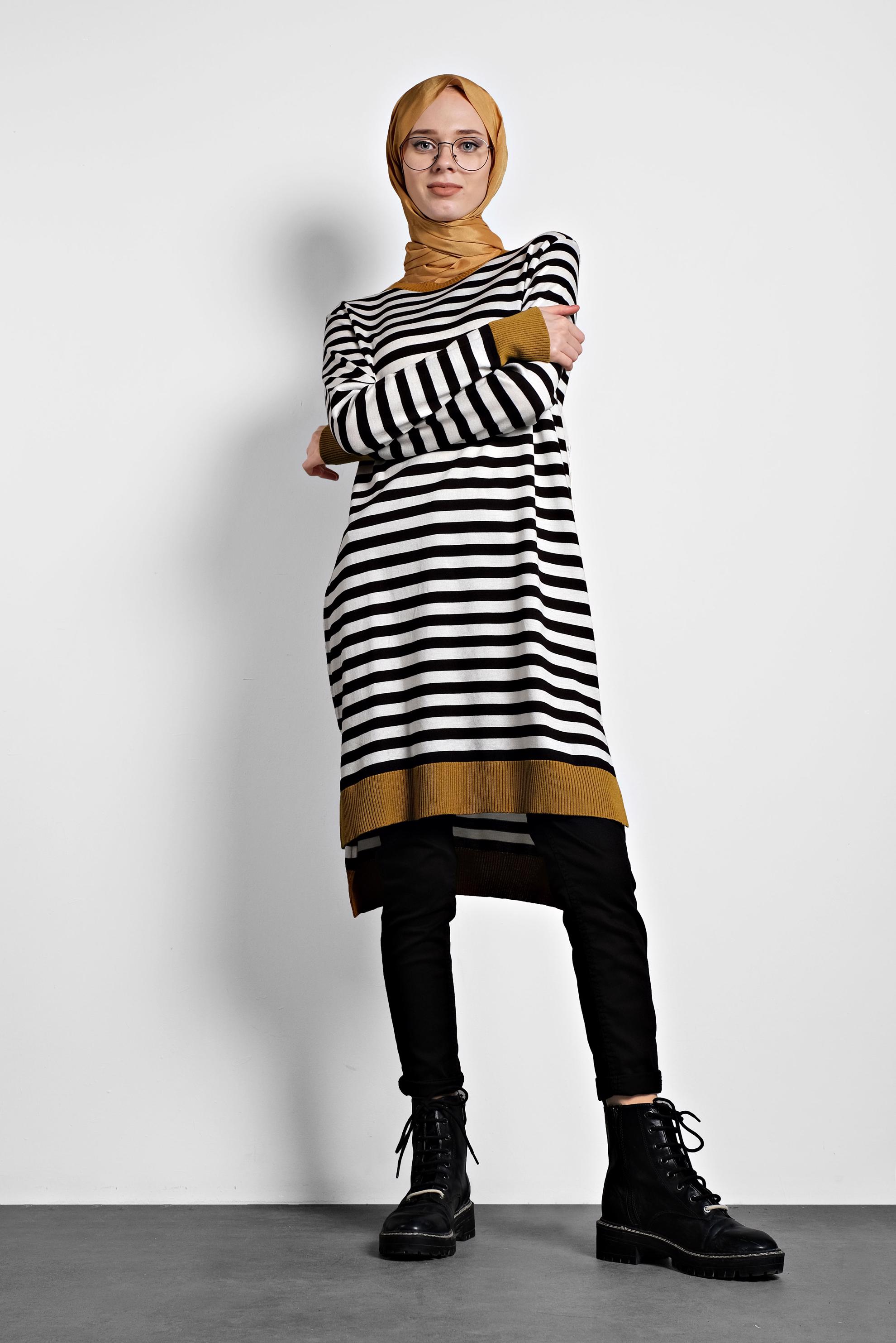 Tesettür giyim SİYAH YANDAN YIRTMAÇLI ÇİZGİLİ TRİKO TUNİK 40280 