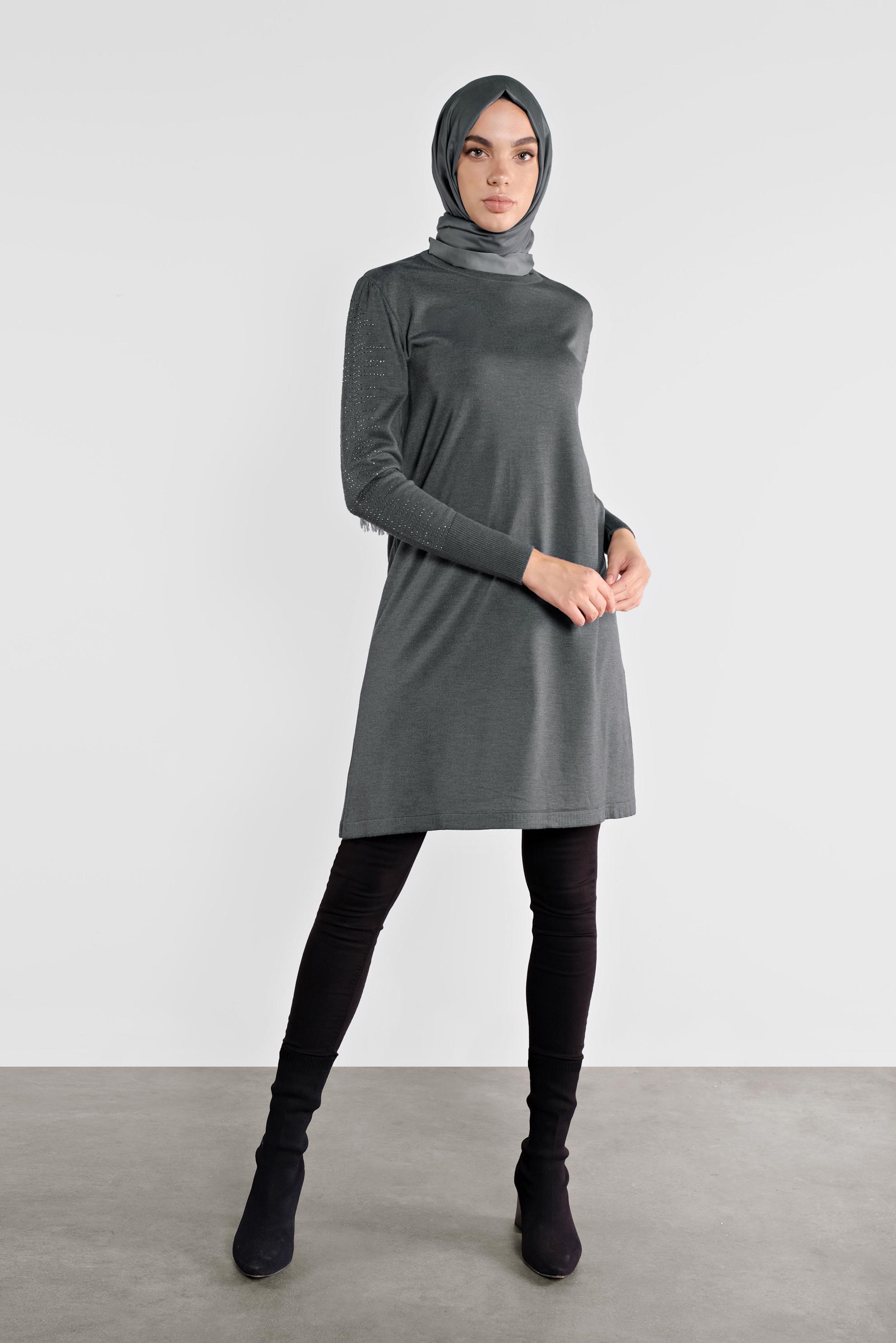 Tesettür giyim GRİ KOLLARI TAŞ BASKILI TRİKO TUNİK 41009 
