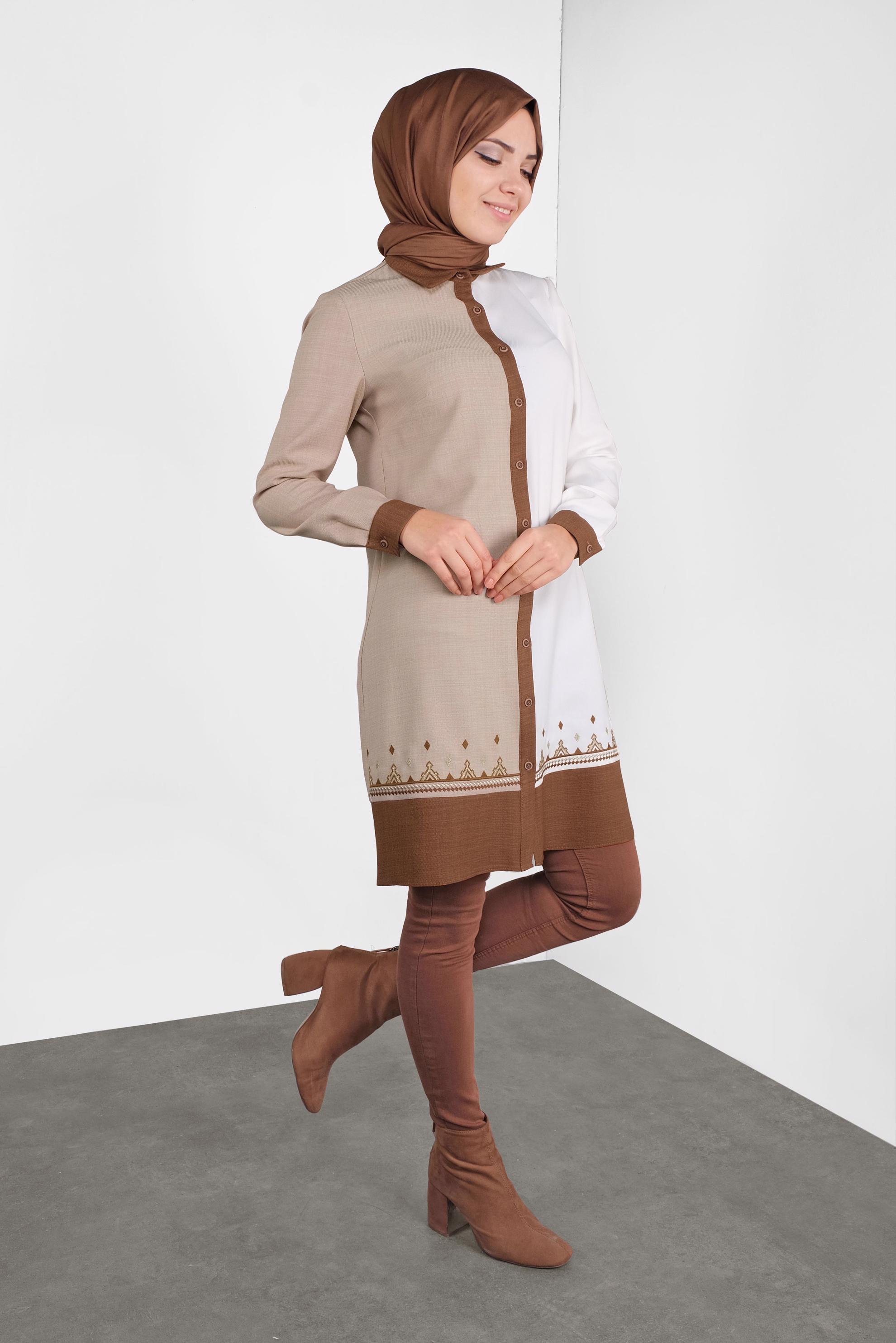 Tesettür giyim BEJ BOYDAN DÜĞMELİ NAKIŞLI TUNİK 41127