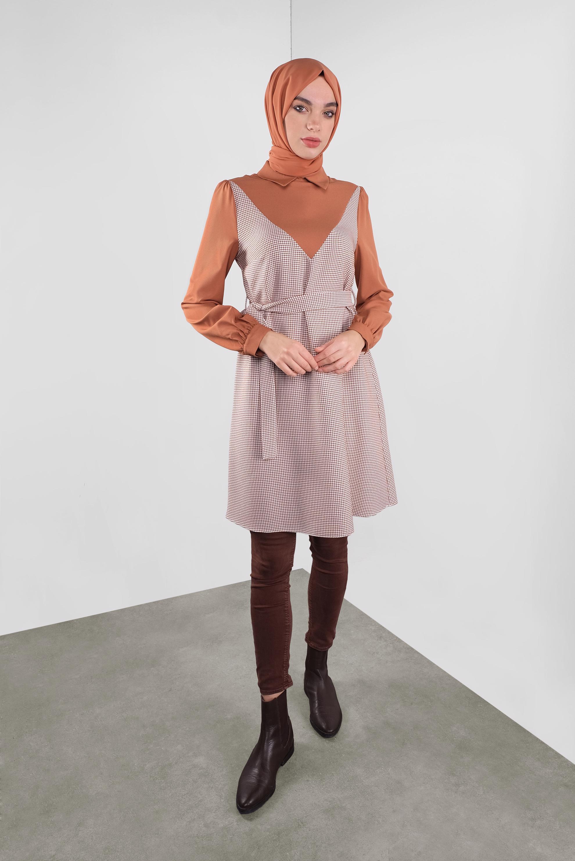 Tesettür giyim TABA BELİ KUŞAKLI KAZAYAĞI DESENLİ TUNİK 41135 