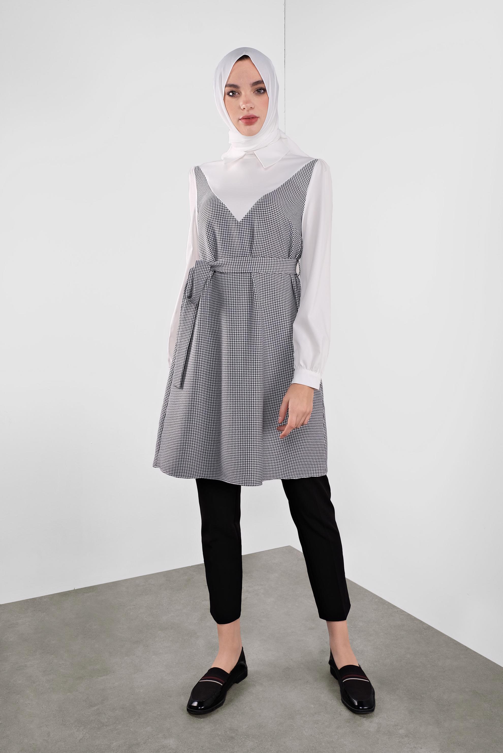 Tesettür giyim SİYAH BELİ KUŞAKLI KAZAYAĞI DESENLİ TUNİK 41135 