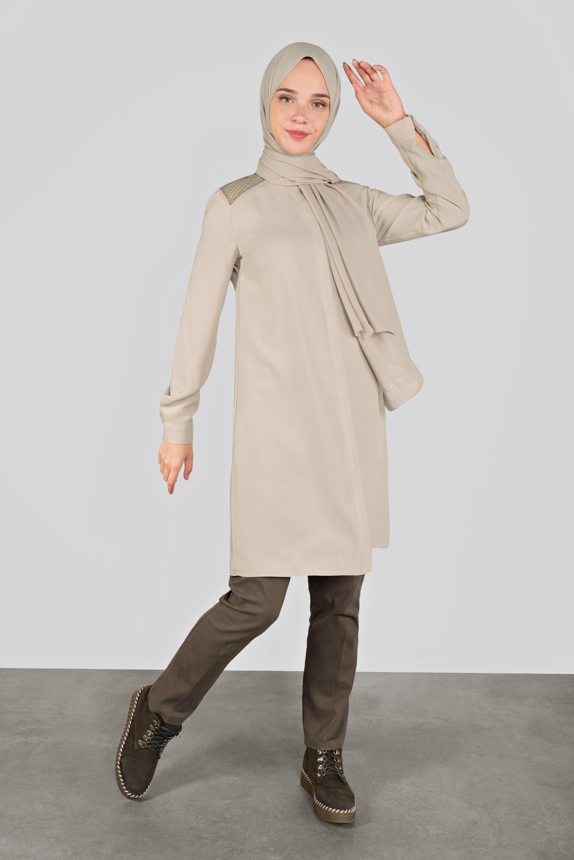 Tesettür giyim BEJ GİZLİ DÜĞMELİ NAKIŞLI TUNİK 41165 
