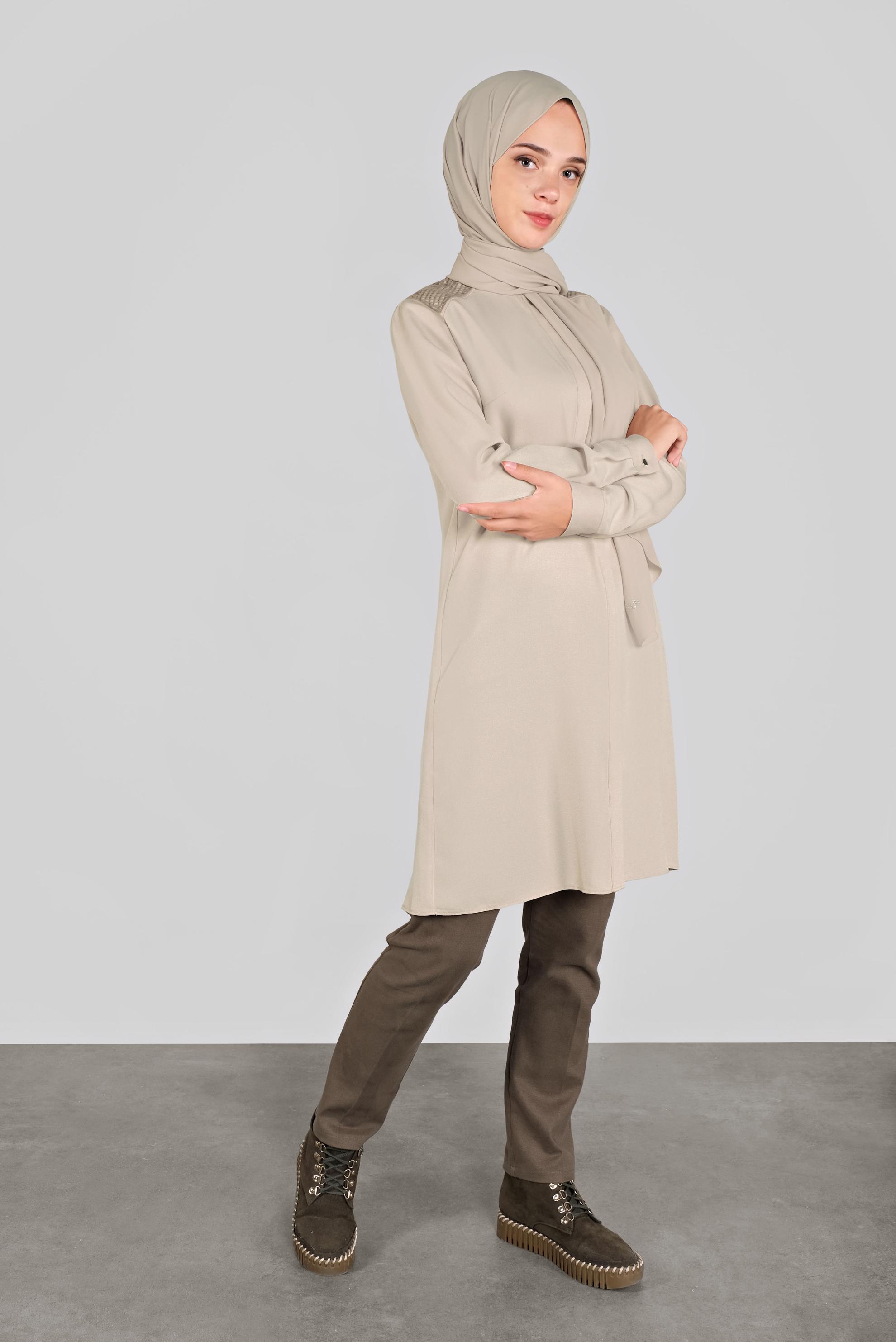 Tesettür giyim BEJ GİZLİ DÜĞMELİ NAKIŞLI TUNİK 41165 