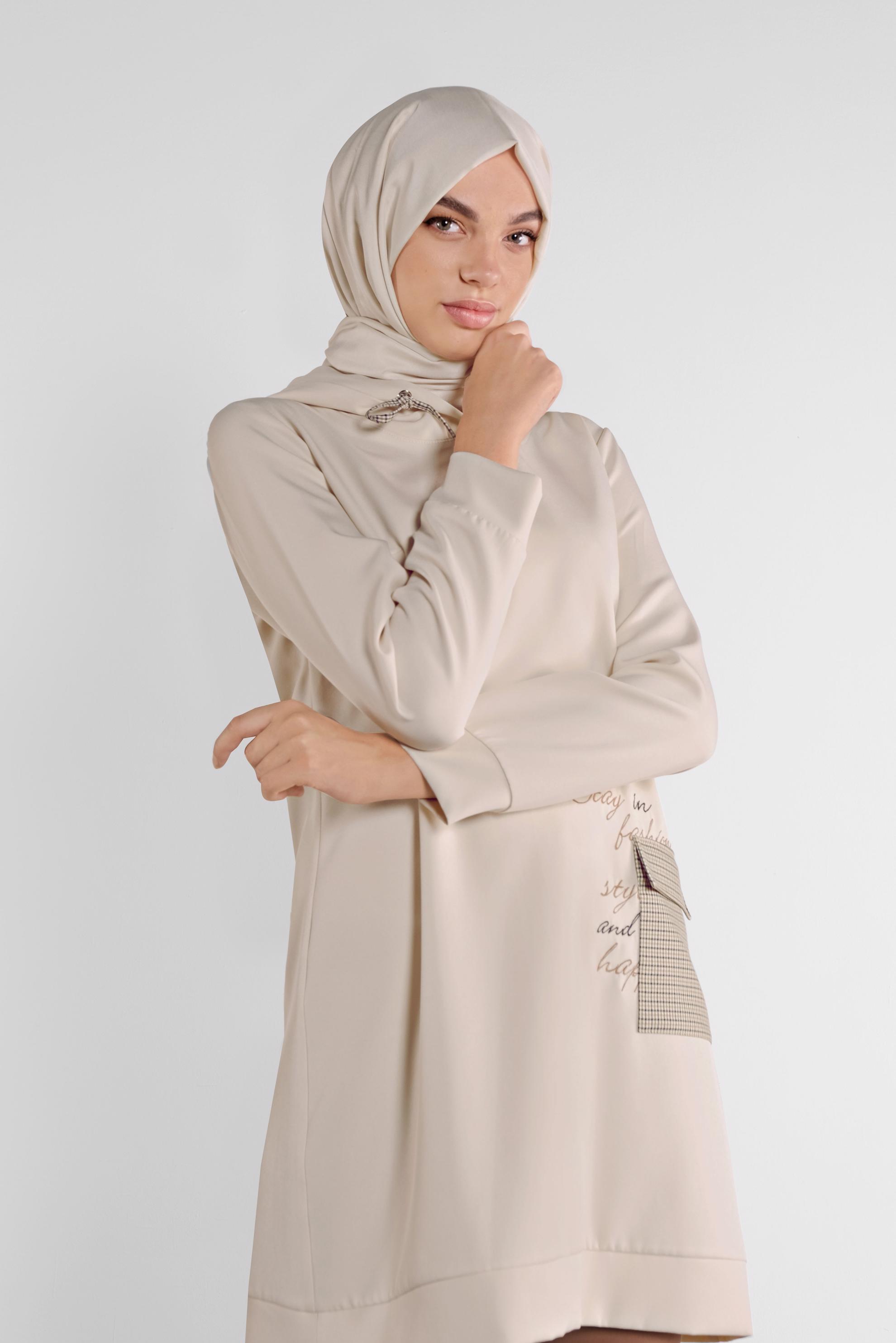 Tesettür giyim BEJ CEPLİ KAPÜŞONLU TUNİK 41192 