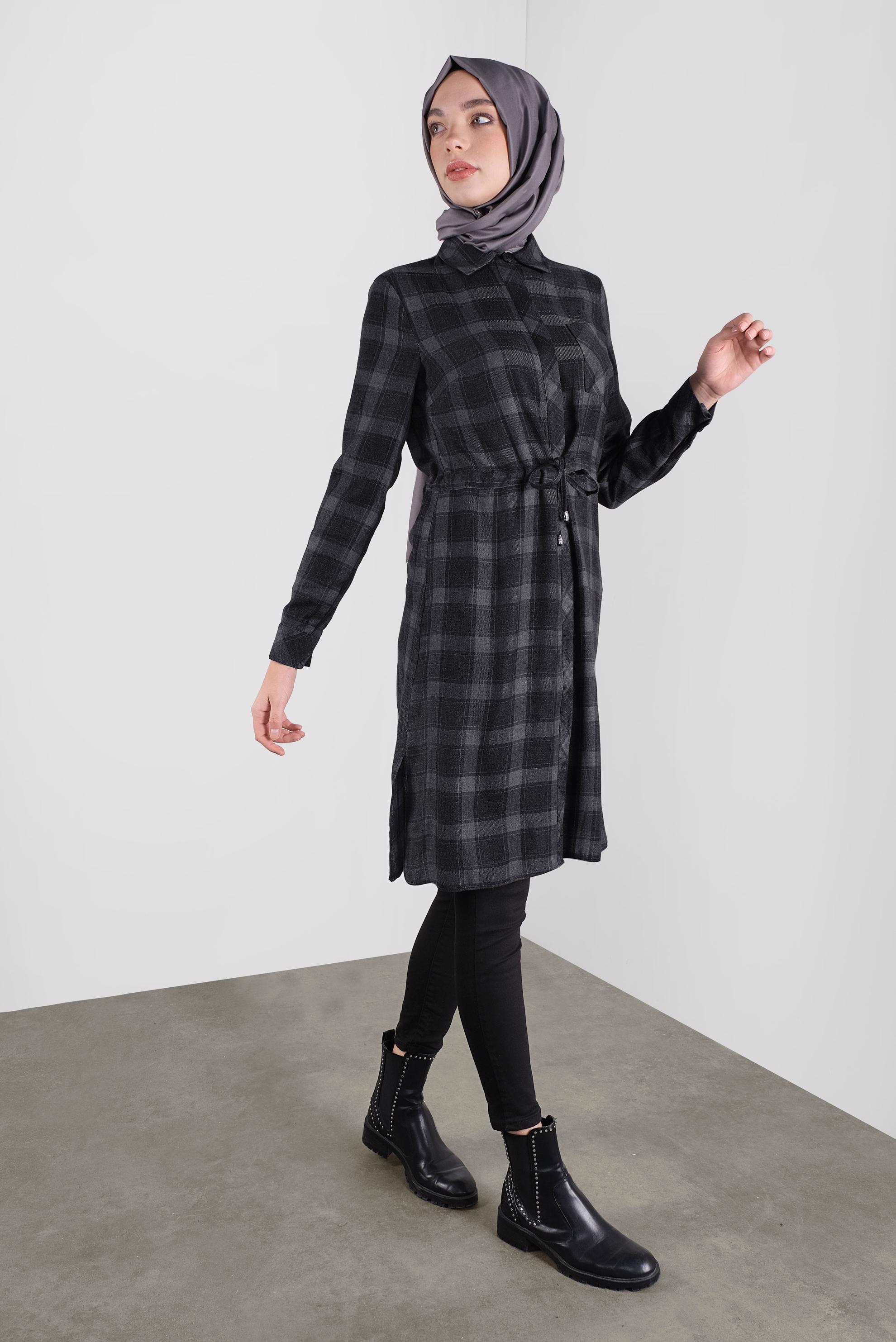 Tesettür giyim SİYAH BELİ BÜZGÜLÜ KARELİ TUNİK 41225