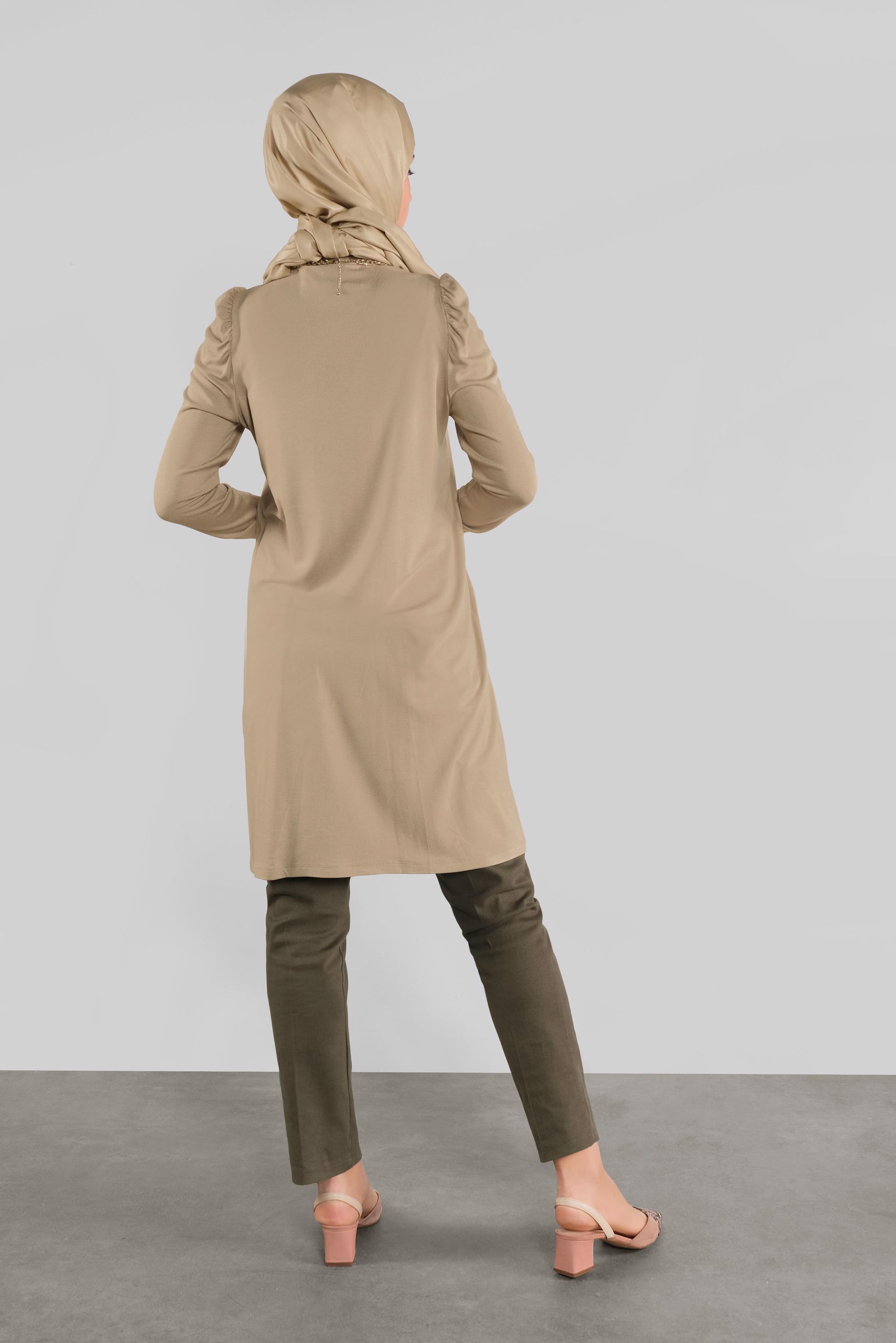 Tesettür giyim BEJ OMUZLARI VOLANLI BOĞAZLI TUNİK 41233 