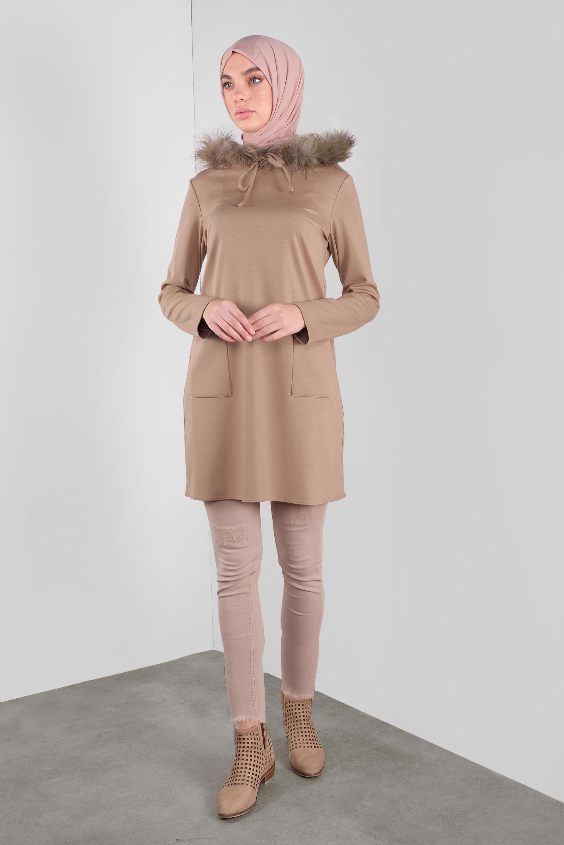 Tesettür giyim BEJ KAPÜŞONU KÜRKLÜ BAĞCIKLI TUNİK 41292