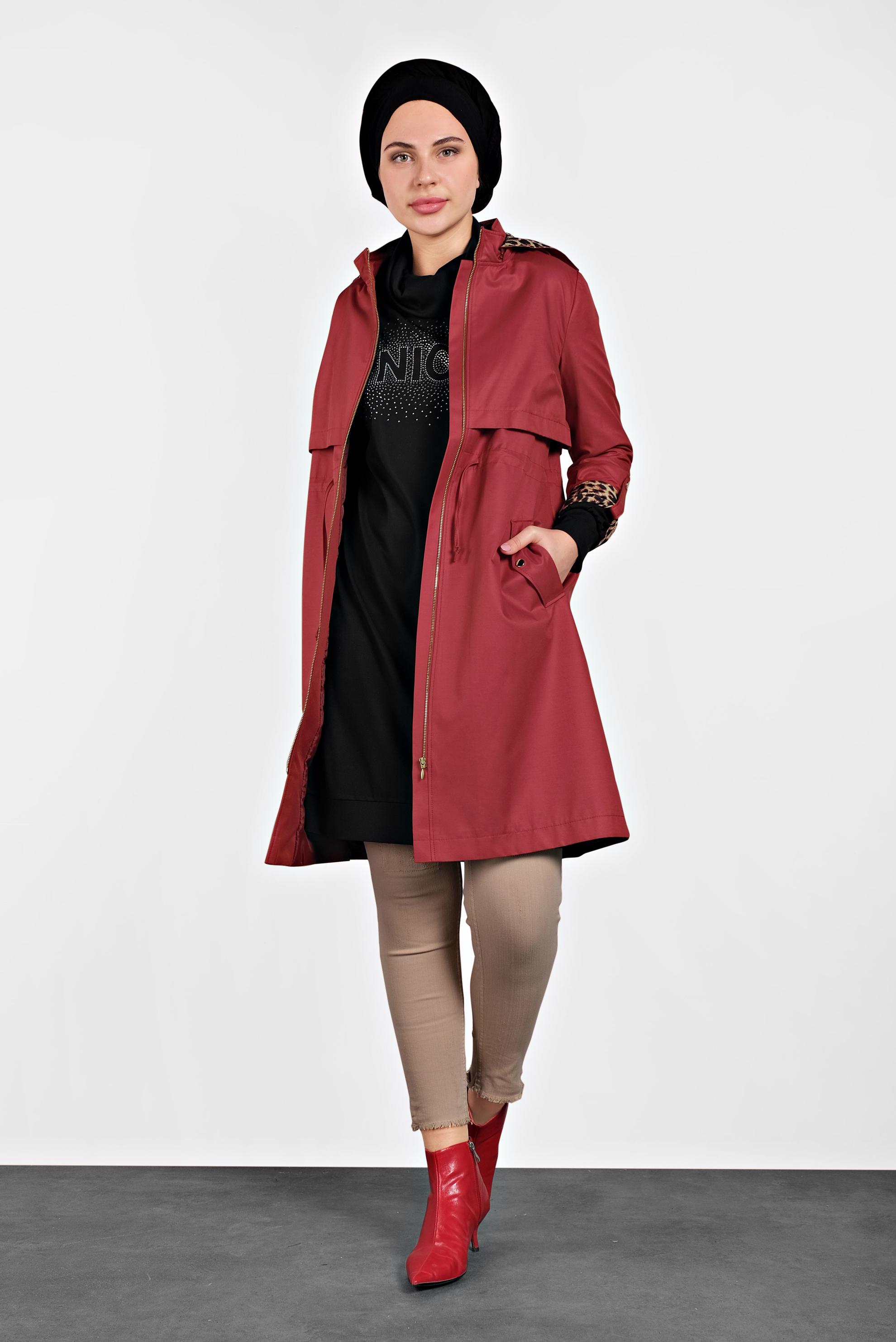 Tesettür giyim KIRMIZI BELİ BÜZGÜLÜ FERMUARLI LEOPAR DESENLİ TRENÇKOT 10124 