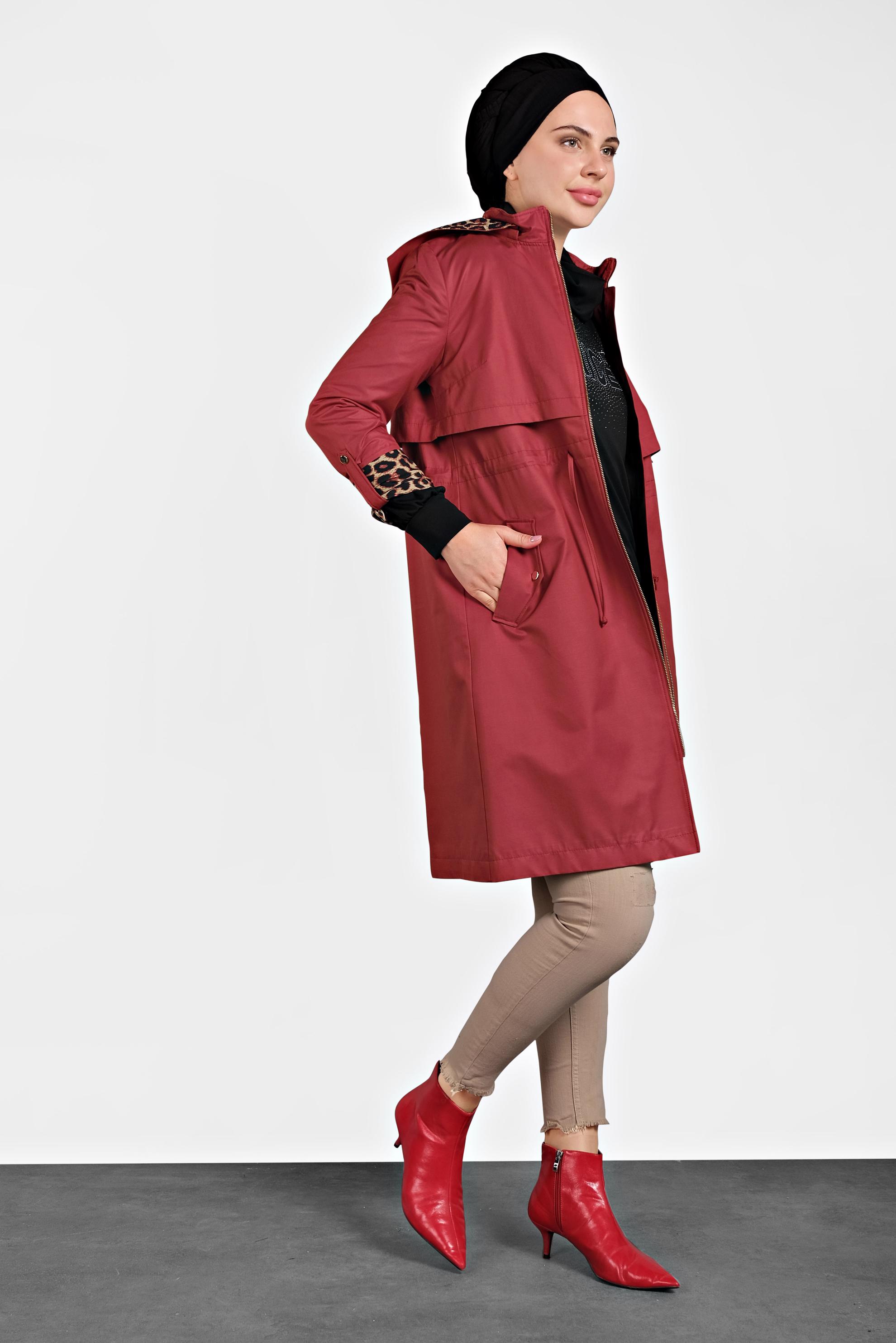 Tesettür giyim KIRMIZI BELİ BÜZGÜLÜ FERMUARLI LEOPAR DESENLİ TRENÇKOT 10124 