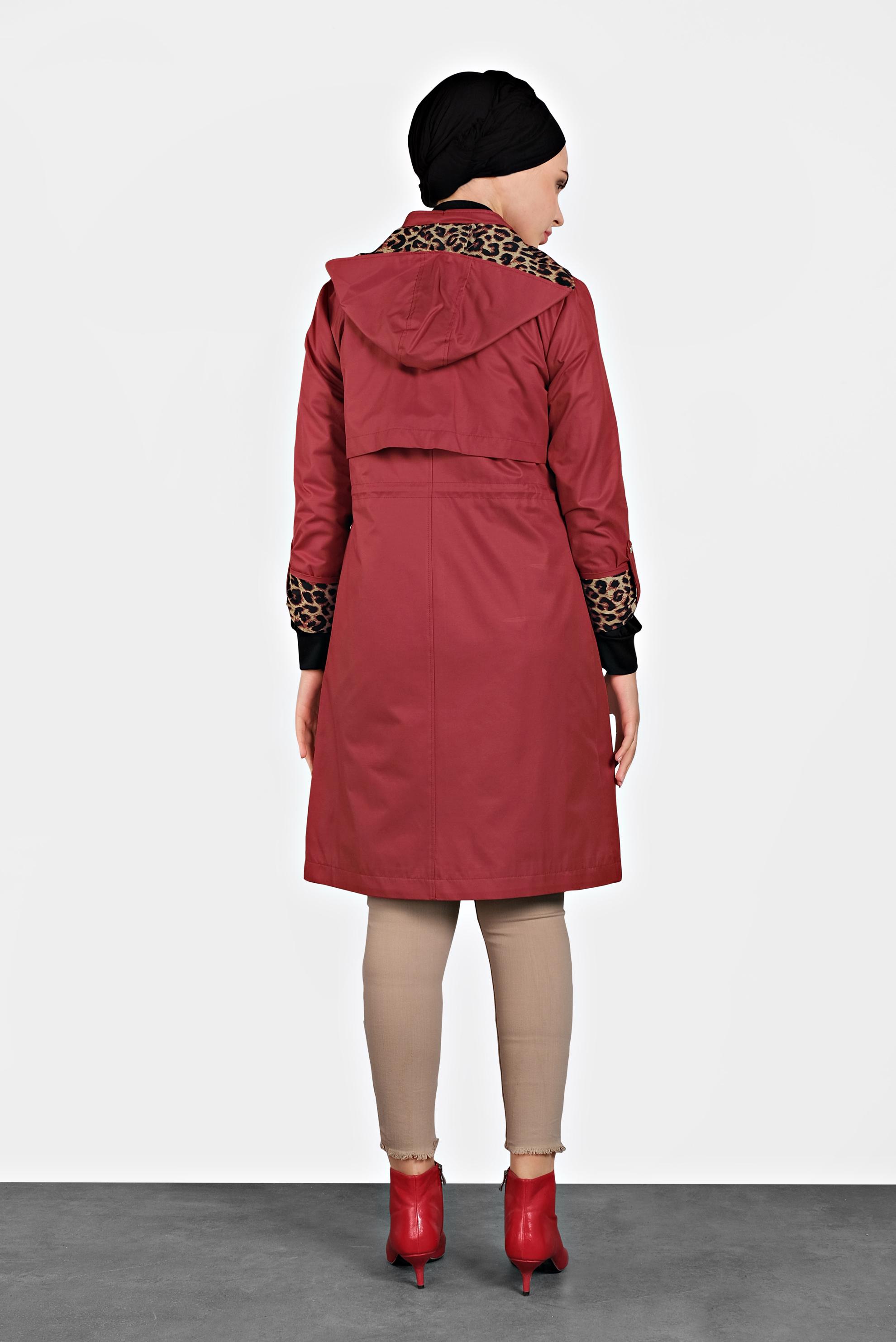 Tesettür giyim KIRMIZI BELİ BÜZGÜLÜ FERMUARLI LEOPAR DESENLİ TRENÇKOT 10124 