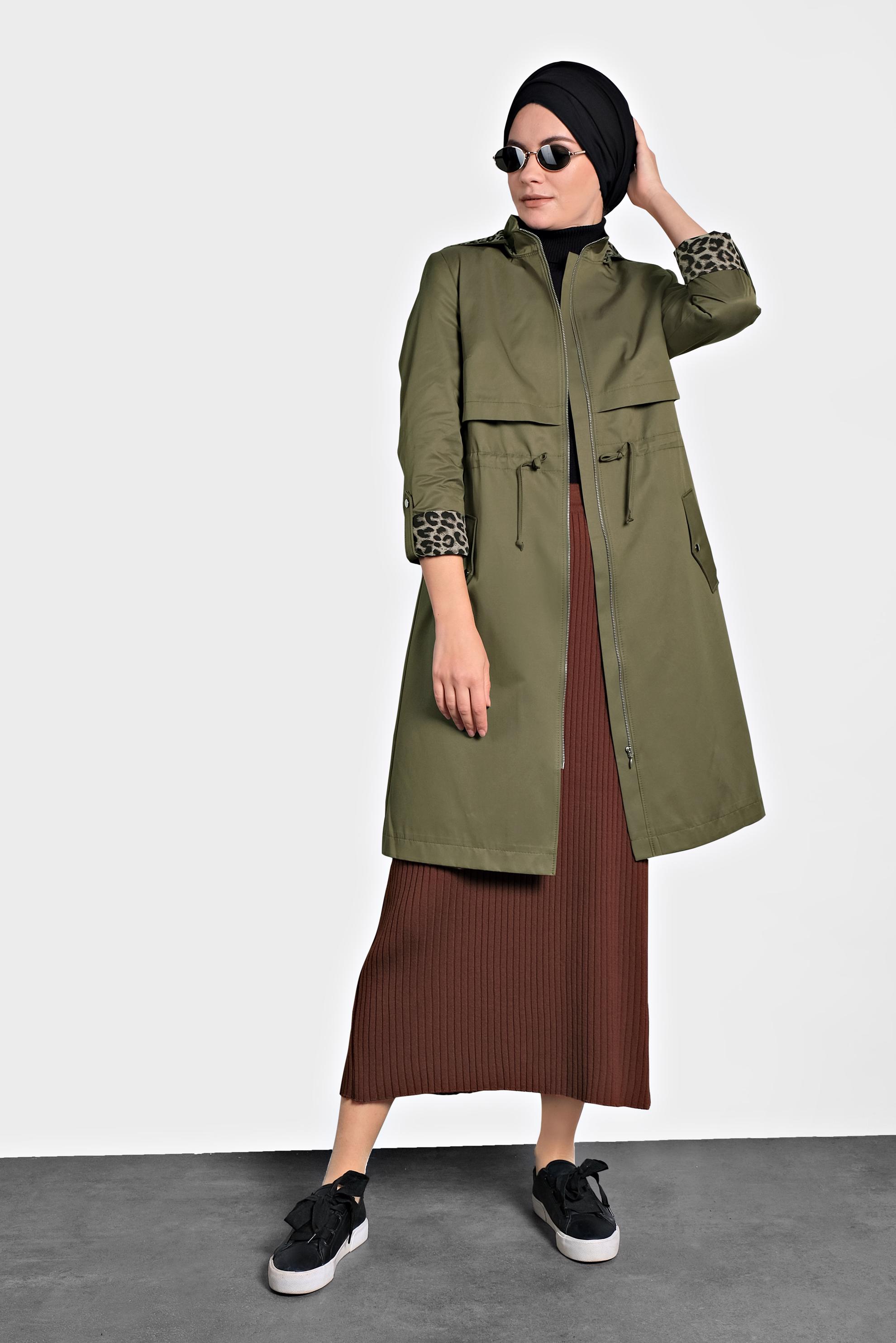 Tesettür giyim HAKİ BELİ BÜZGÜLÜ FERMUARLI LEOPAR DESENLİ TRENÇKOT 10124 