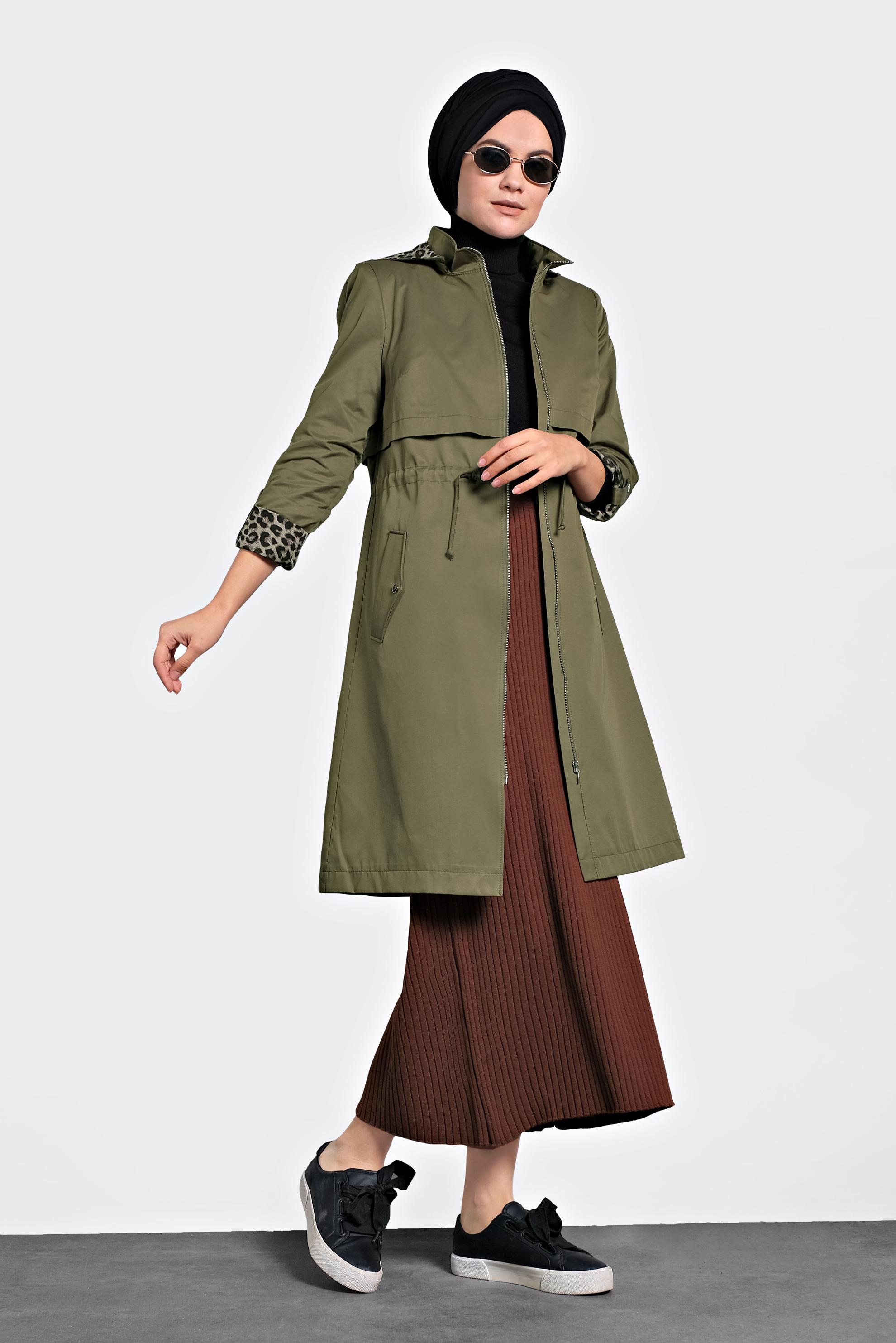 Tesettür giyim HAKİ BELİ BÜZGÜLÜ FERMUARLI LEOPAR DESENLİ TRENÇKOT 10124 