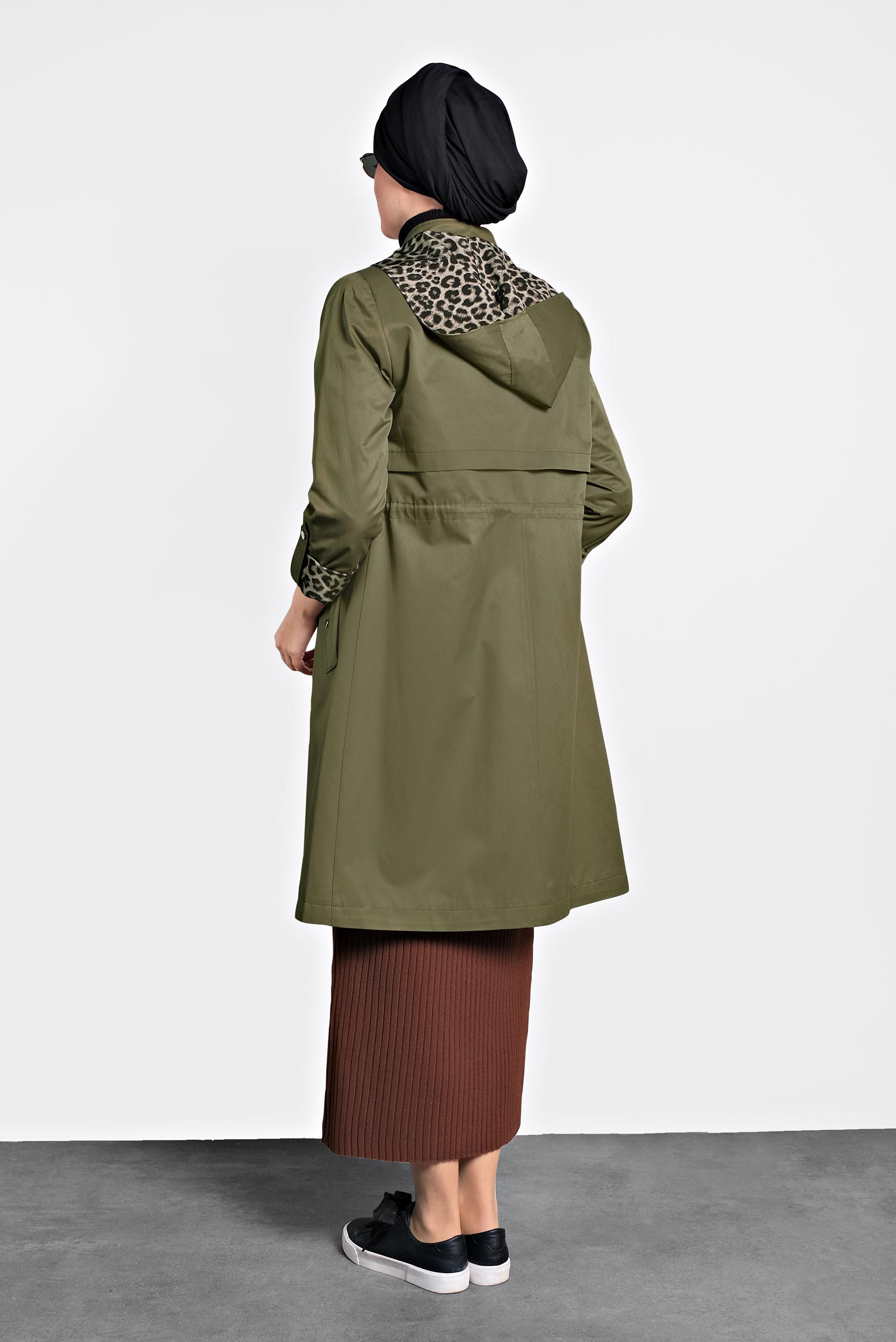 Tesettür giyim HAKİ BELİ BÜZGÜLÜ FERMUARLI LEOPAR DESENLİ TRENÇKOT 10124 